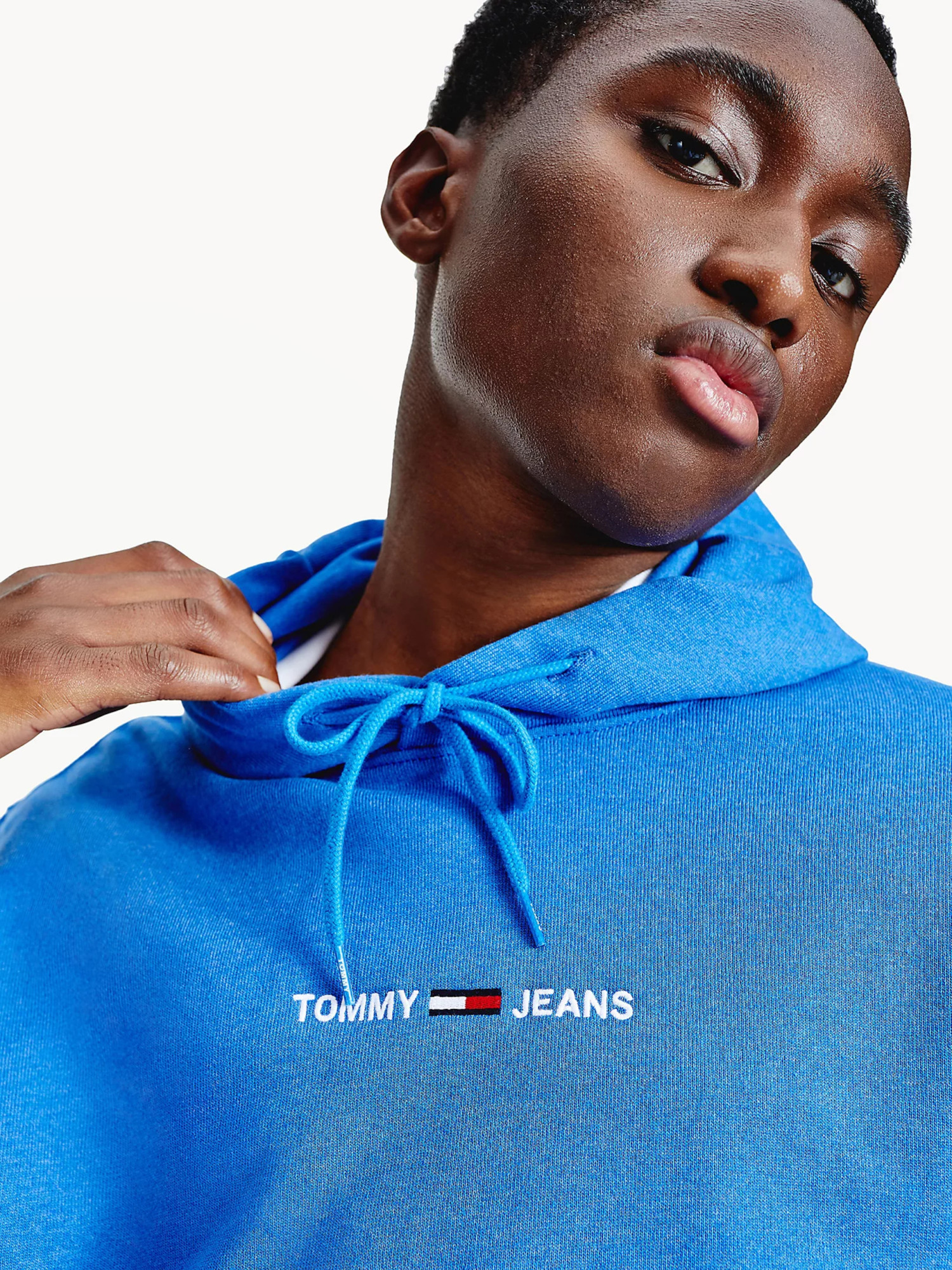 detail Tommy Jeans pánska svetlomodrá mikina STRAIGHT LOGO