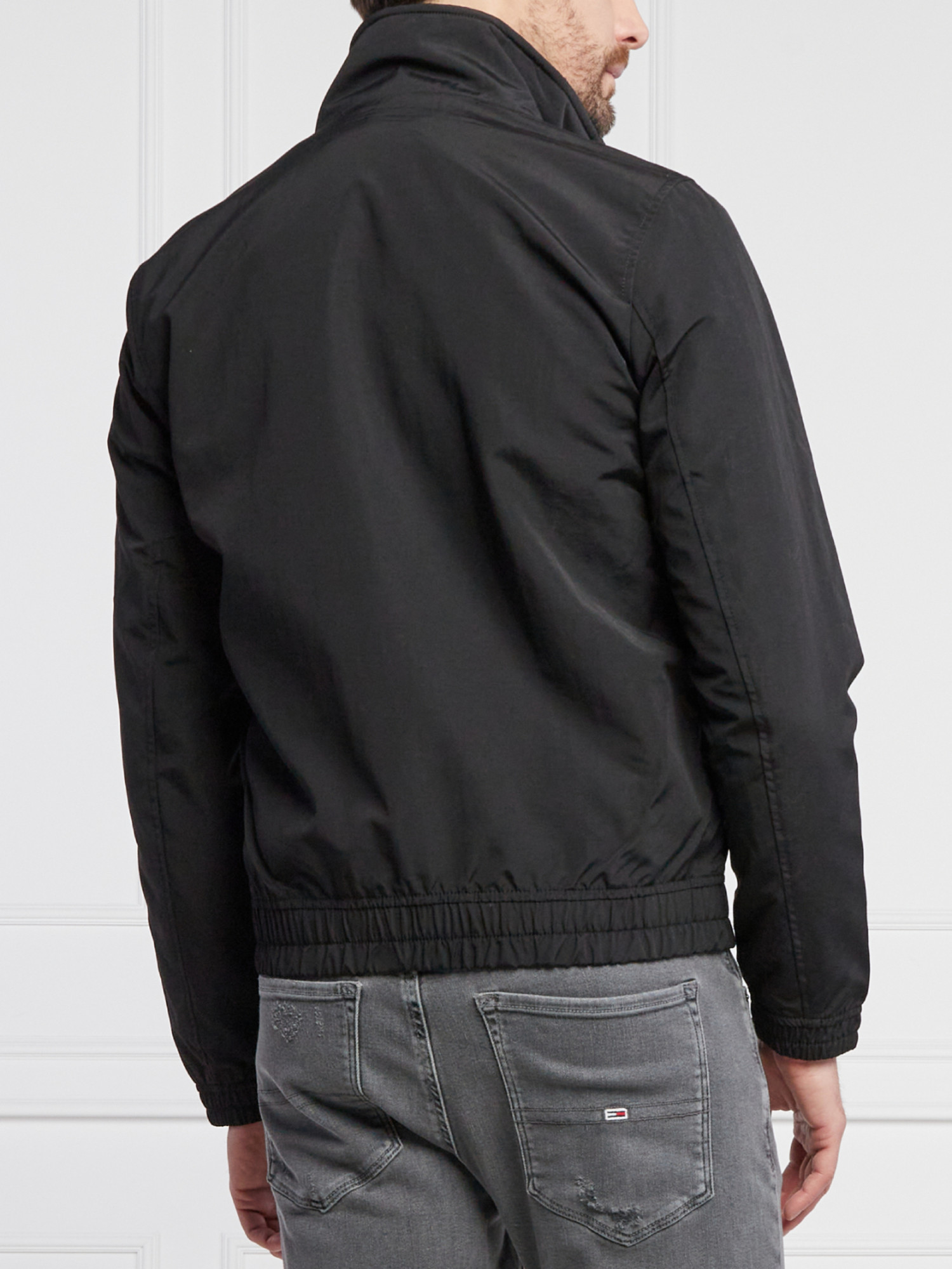 detail Tommy Jeans pánsky čierny bomber