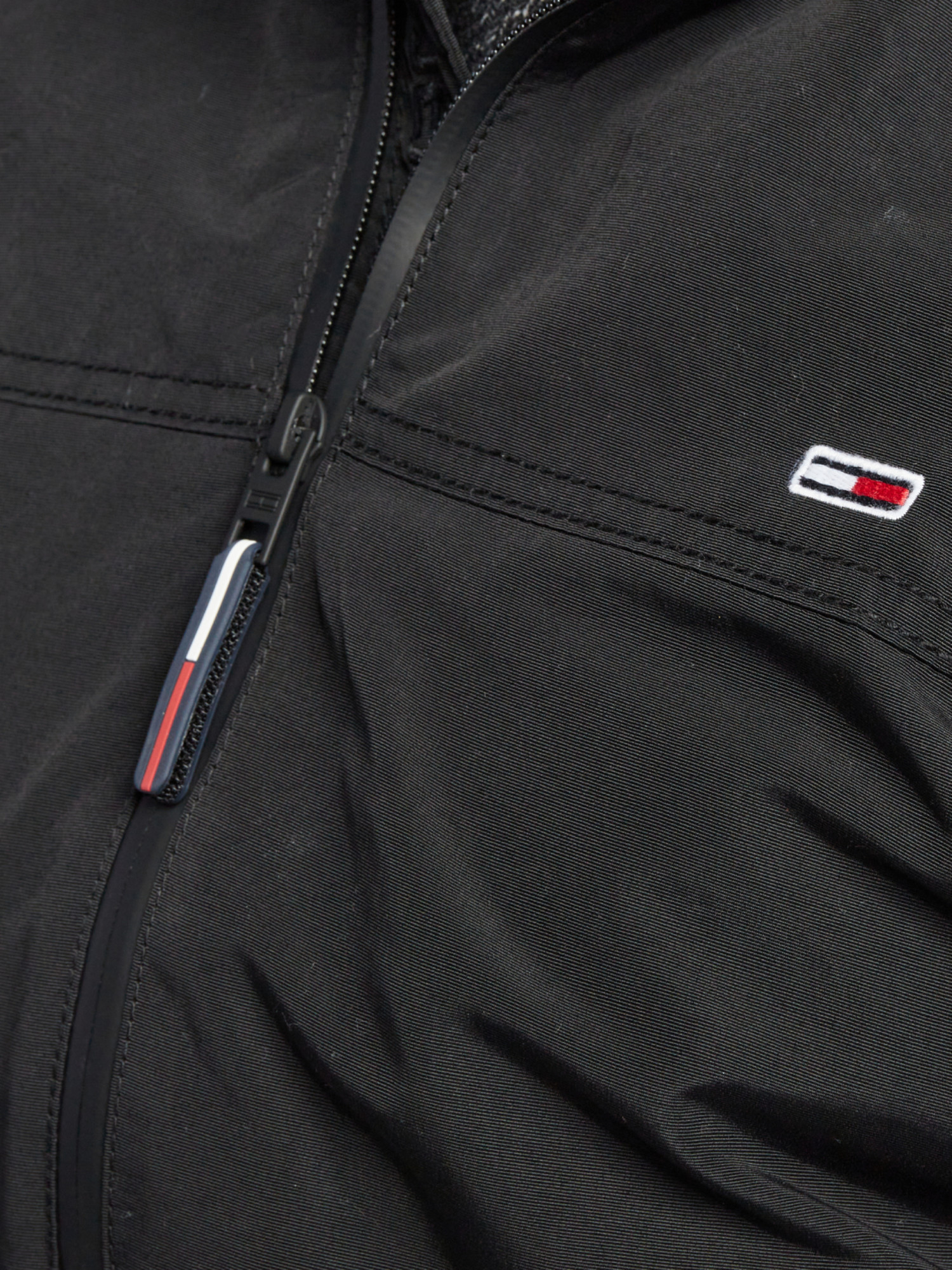 detail Tommy Jeans pánsky čierny bomber