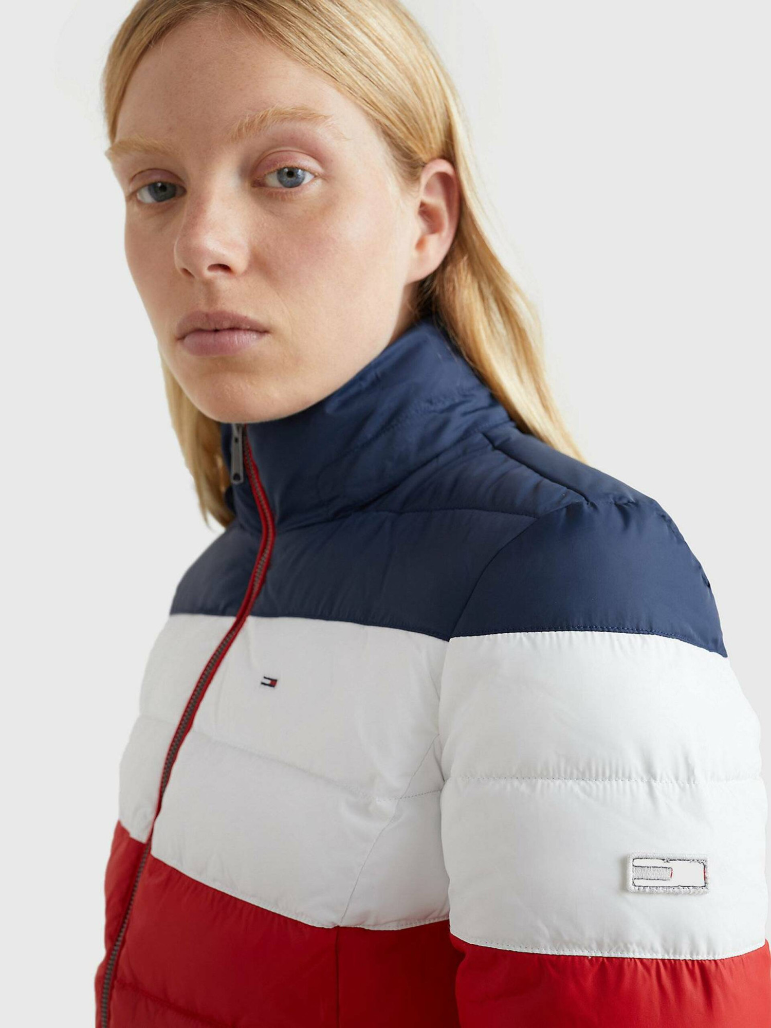 detail Tommy Jeans dámska viacfarebná bunda
