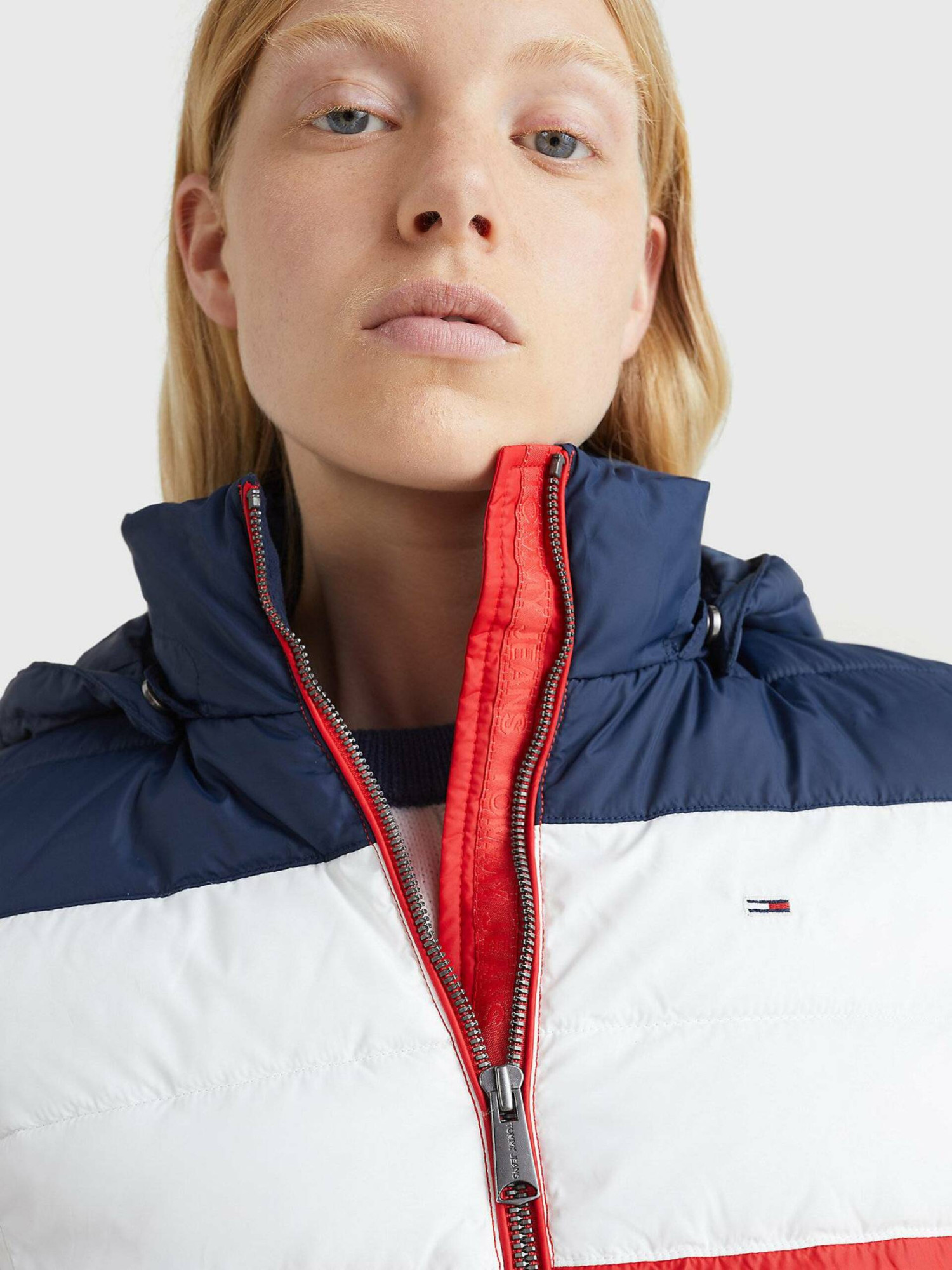 detail Tommy Jeans dámska viacfarebná bunda