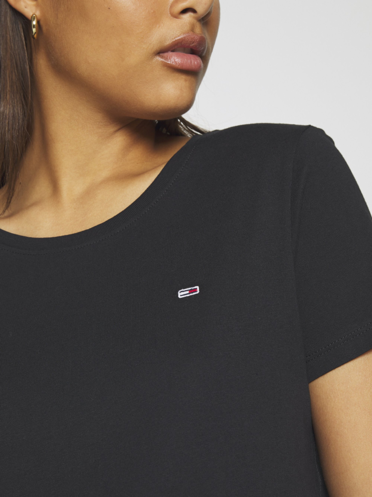 detail Tommy Jeans dámske čierne tričko JERSEY