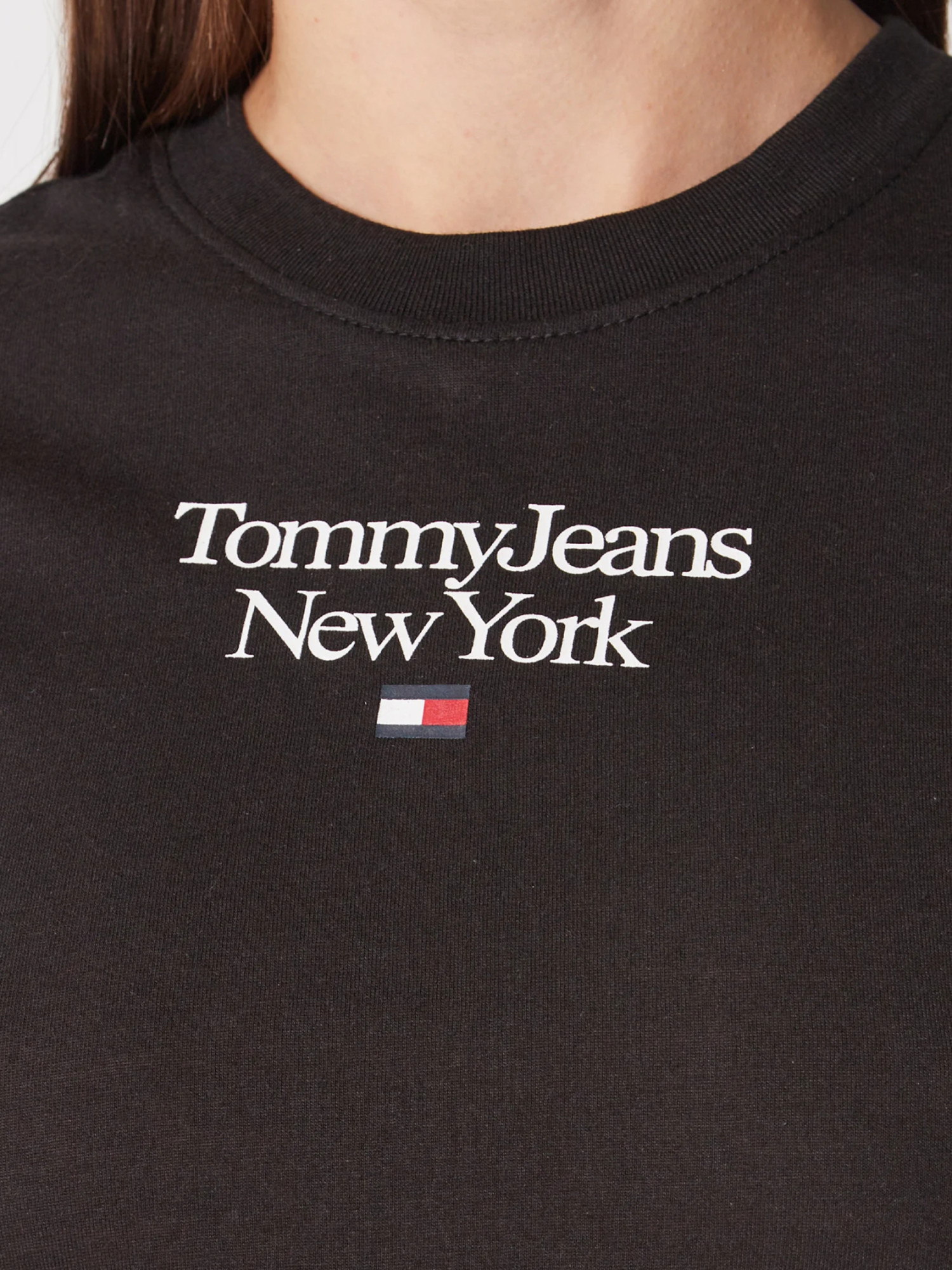 detail Tommy Jeans dámske čierne tričko ESSENTIAL LOGO