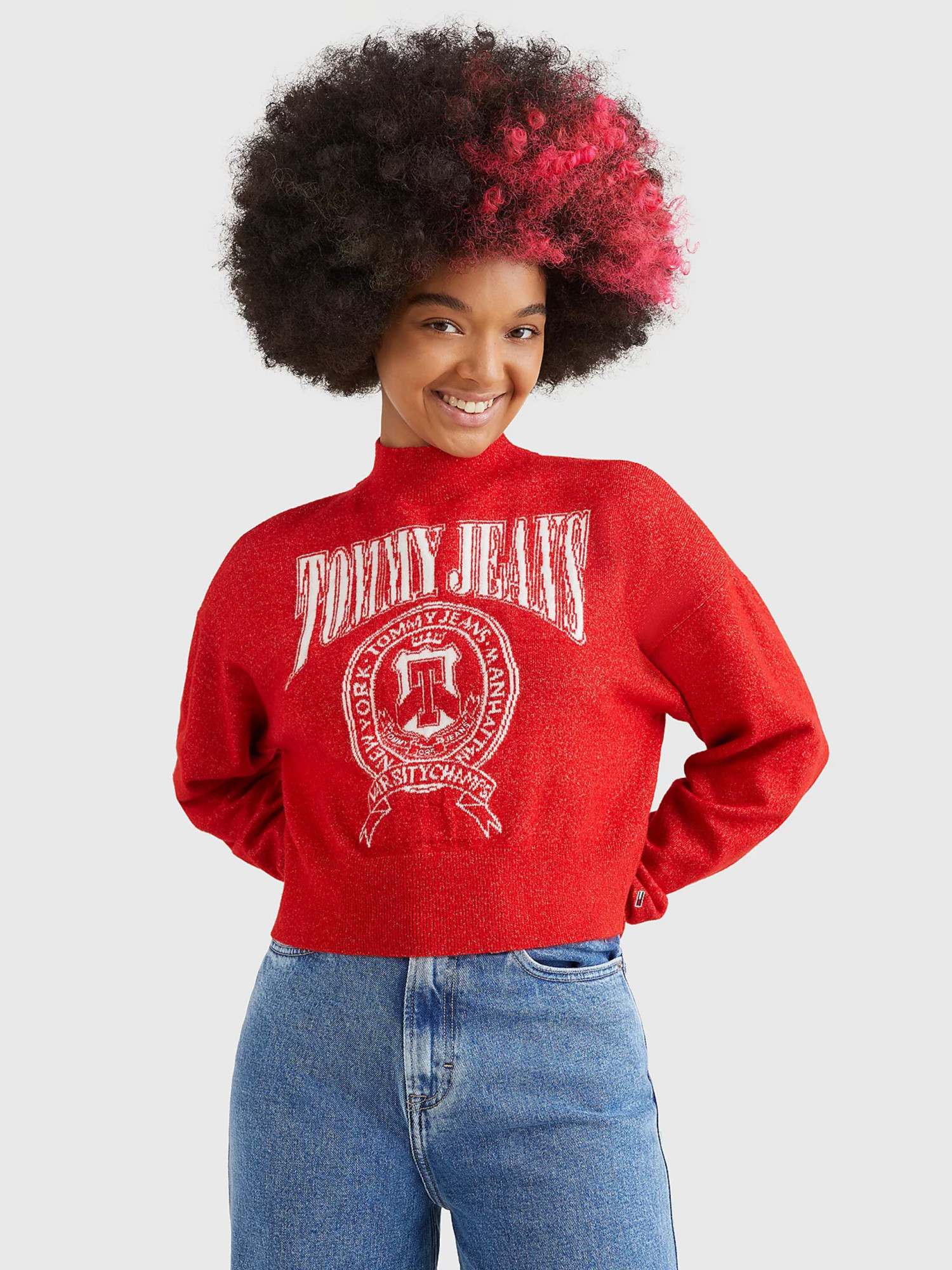 detail Tommy Jeans dámsky červený sveter