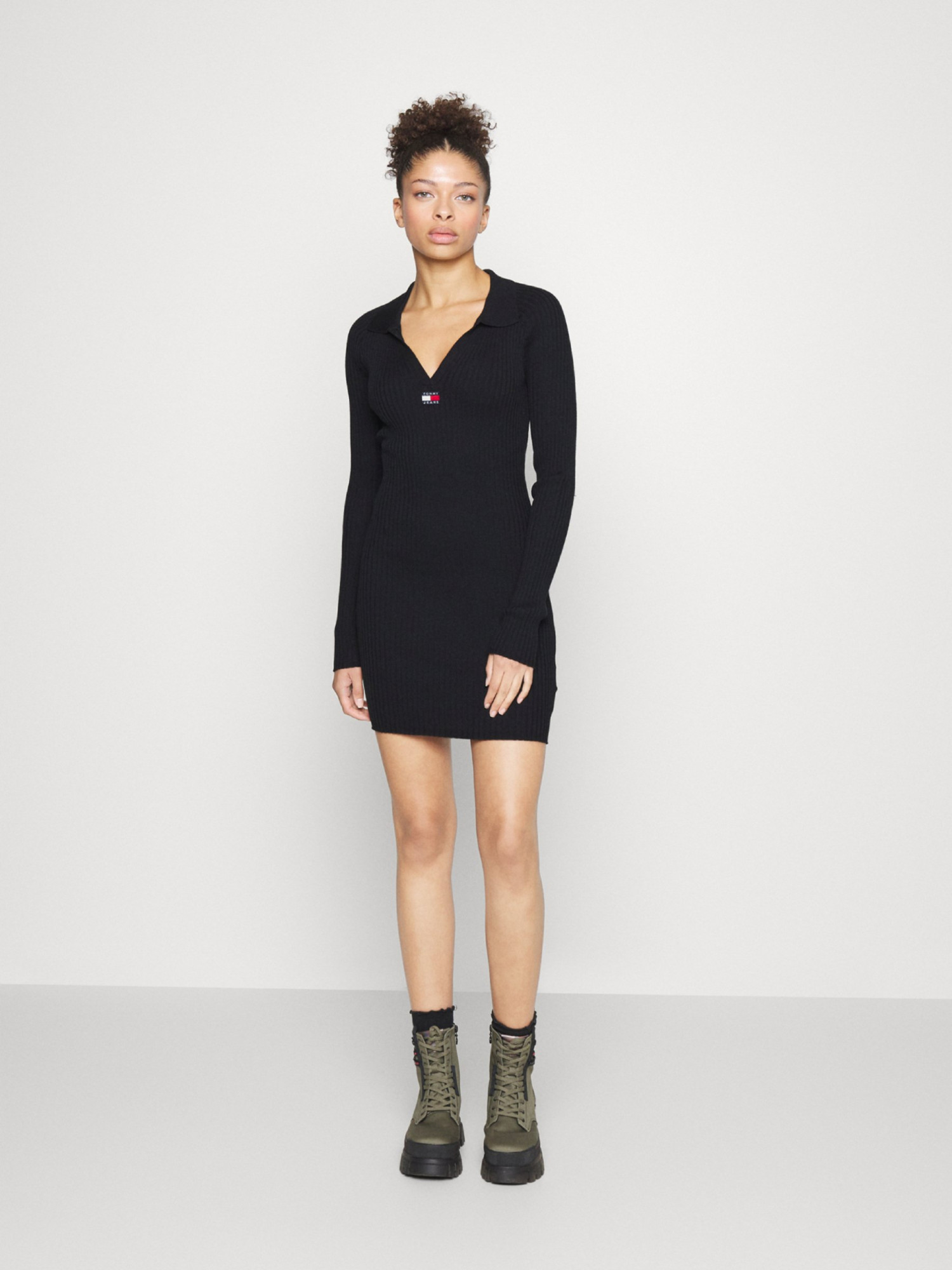 detail Tommy Jeans dámske čierne šaty