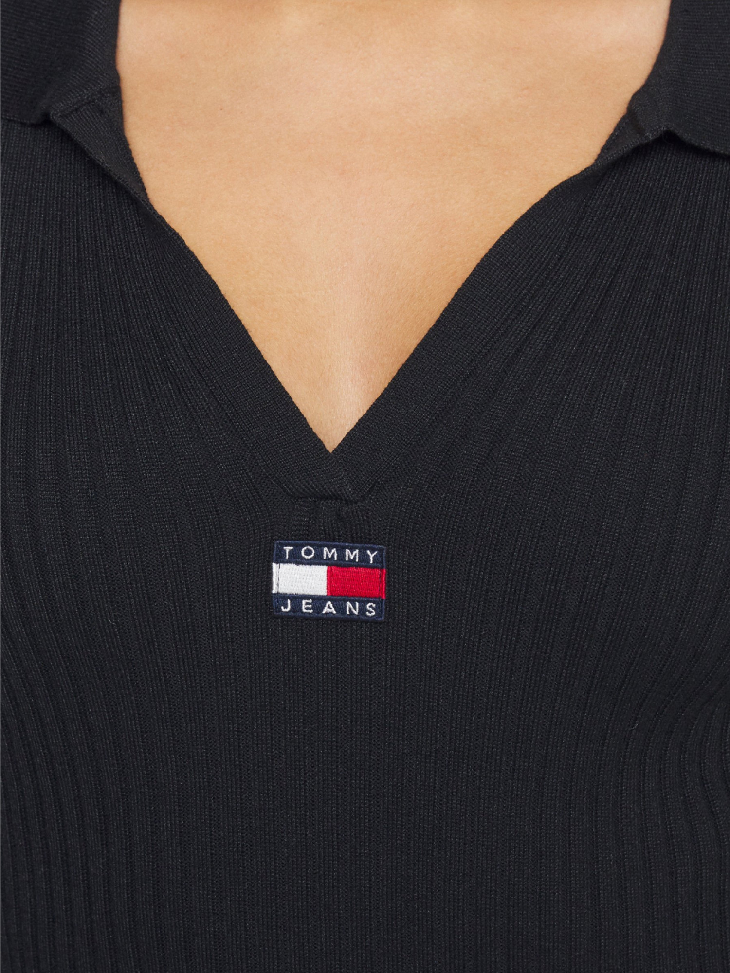 detail Tommy Jeans dámske čierne šaty