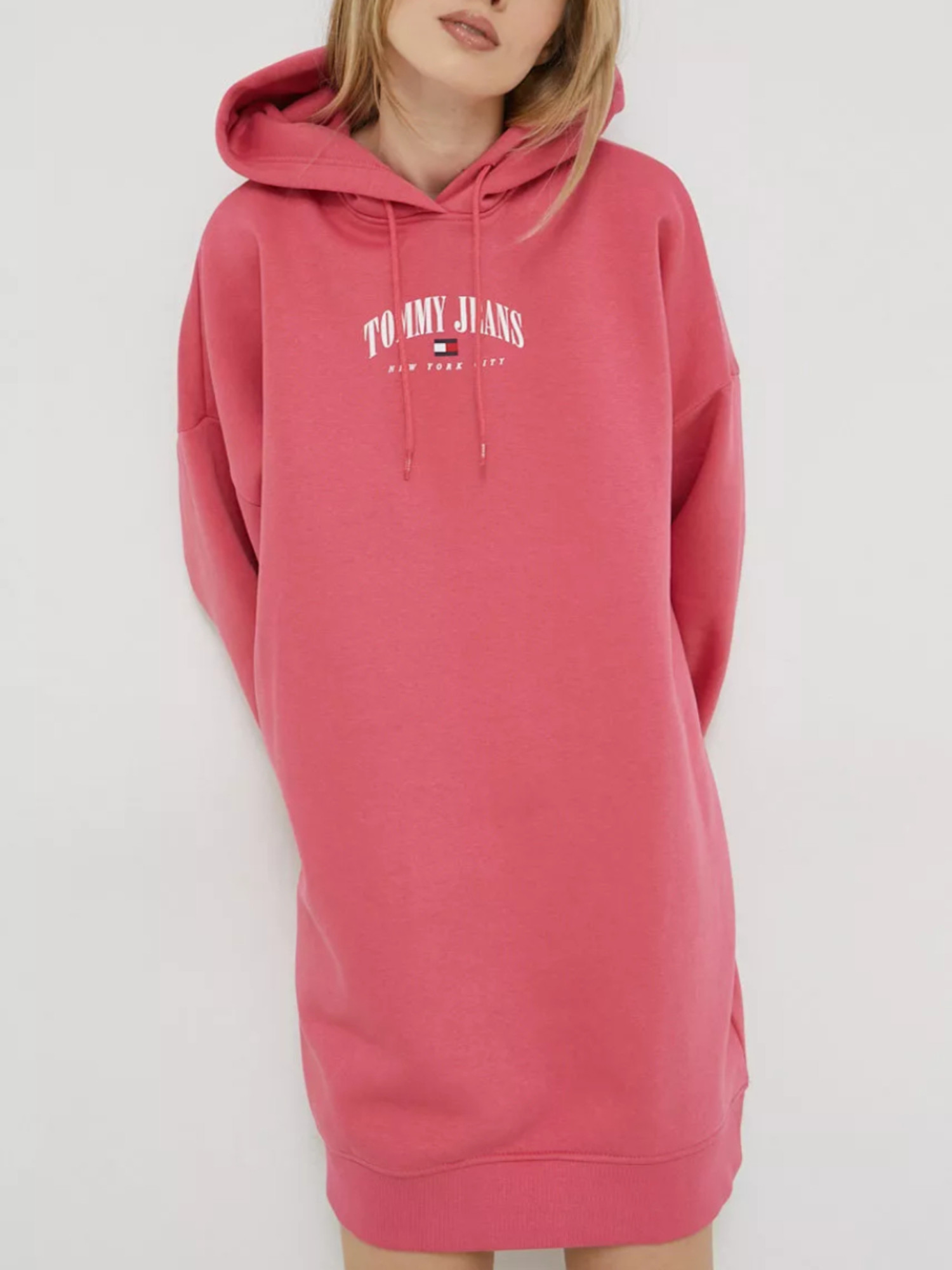 detail Tommy Jeans dámske ružové mikinové šaty ESSENTIAL LOGO 2 HOOD DRES