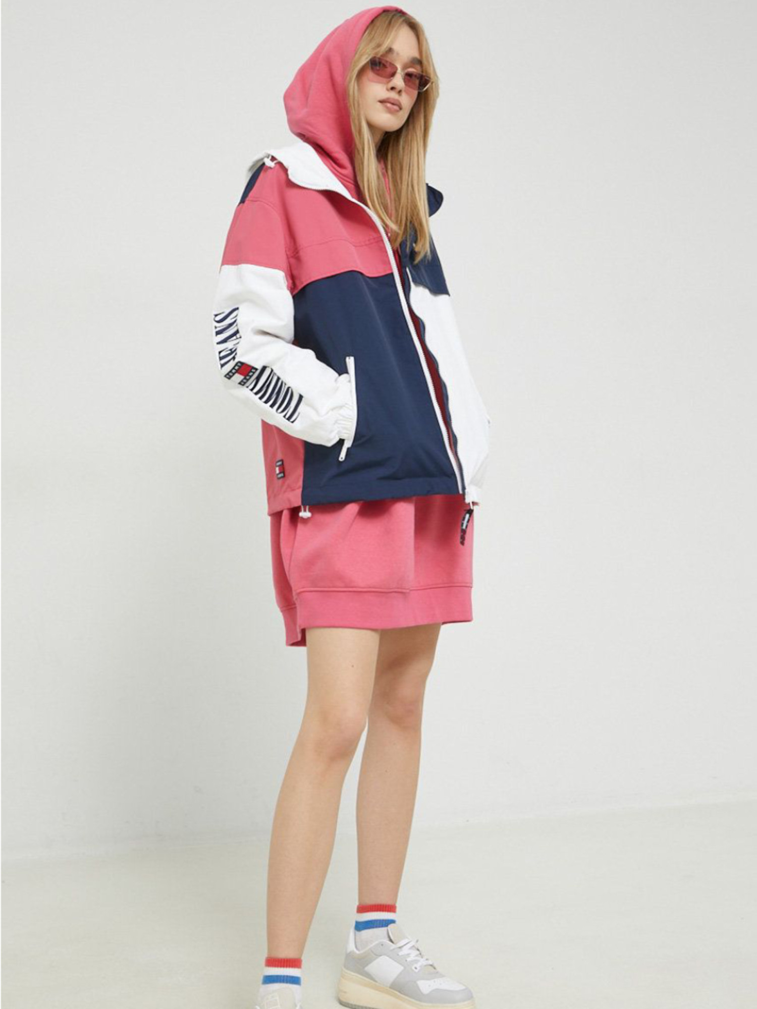 detail Tommy Jeans dámske ružové mikinové šaty ESSENTIAL LOGO 2 HOOD DRES