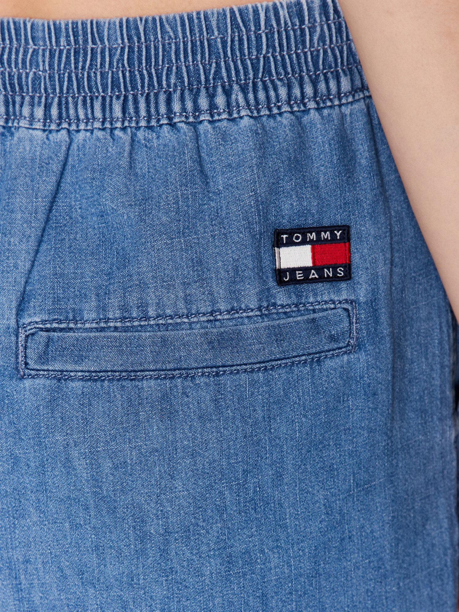 detail Tommy Jeans dámské džínové šortky