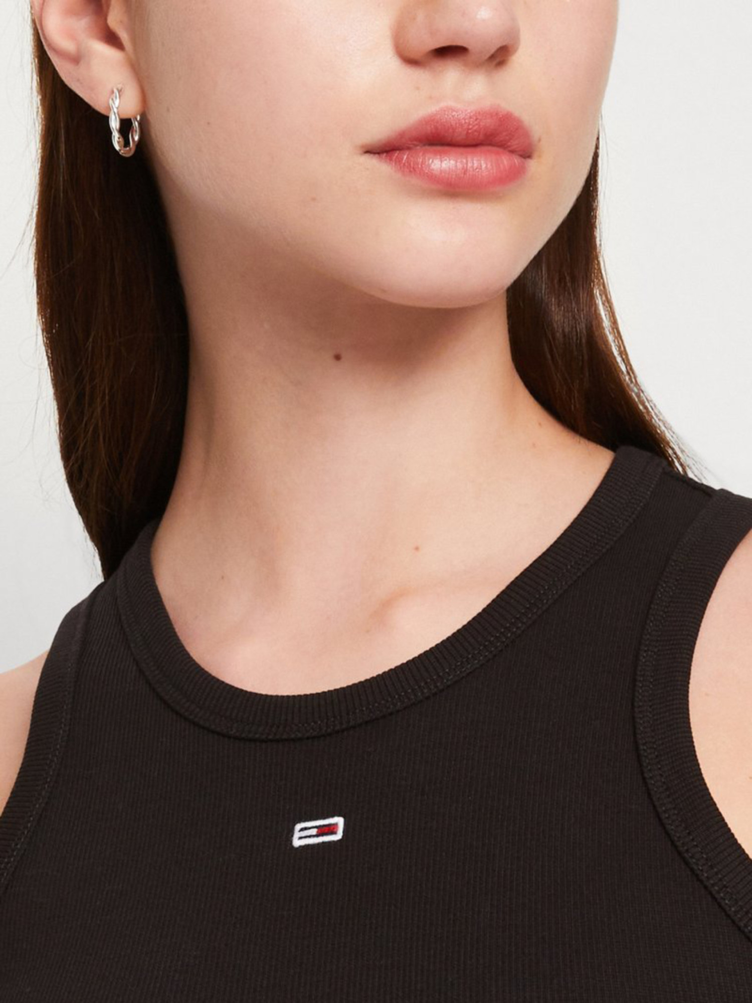detail Tommy Jeans dámske čierne šaty