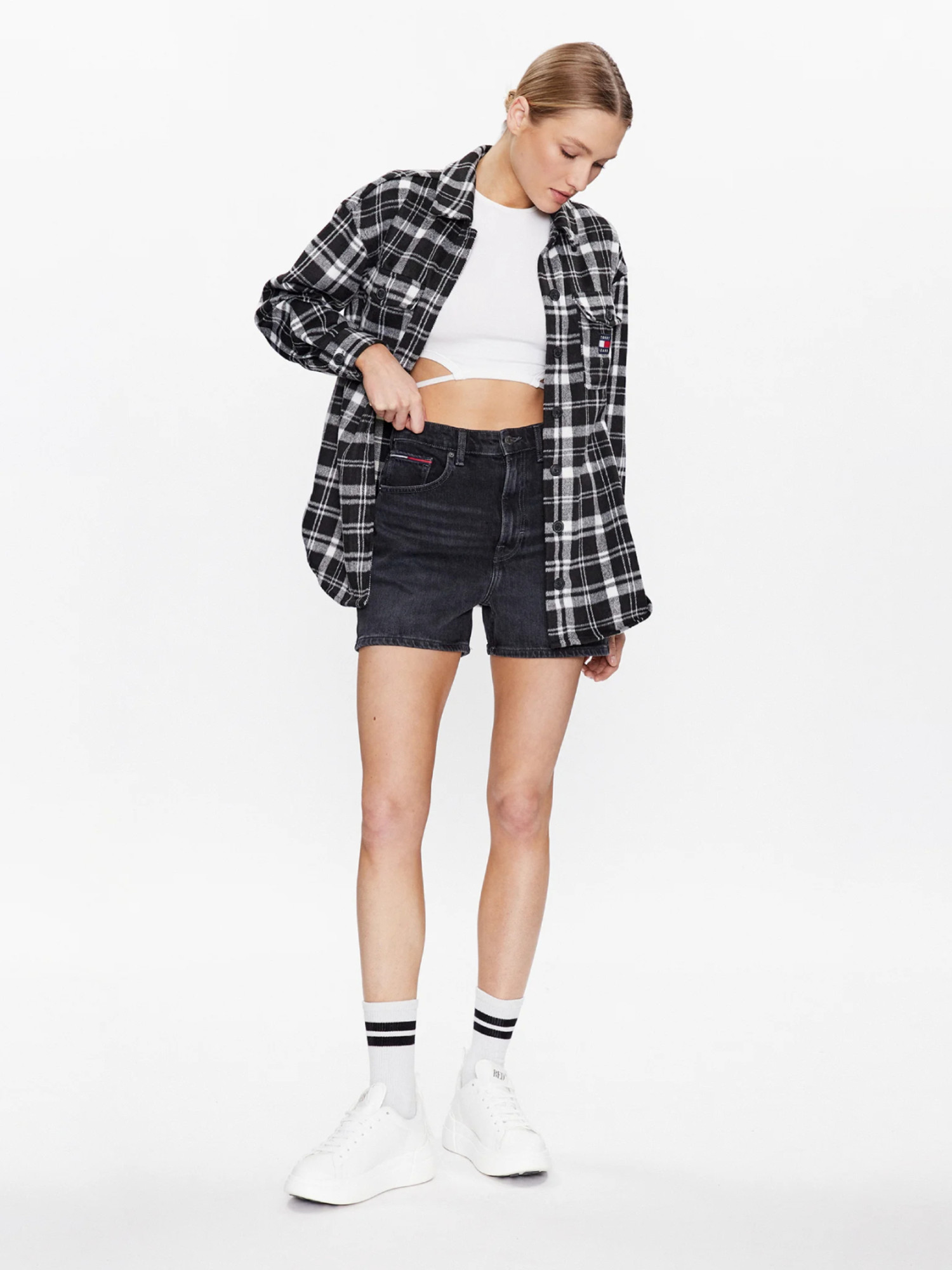 detail Tommy Jeans dámske čierne džínsové šortky