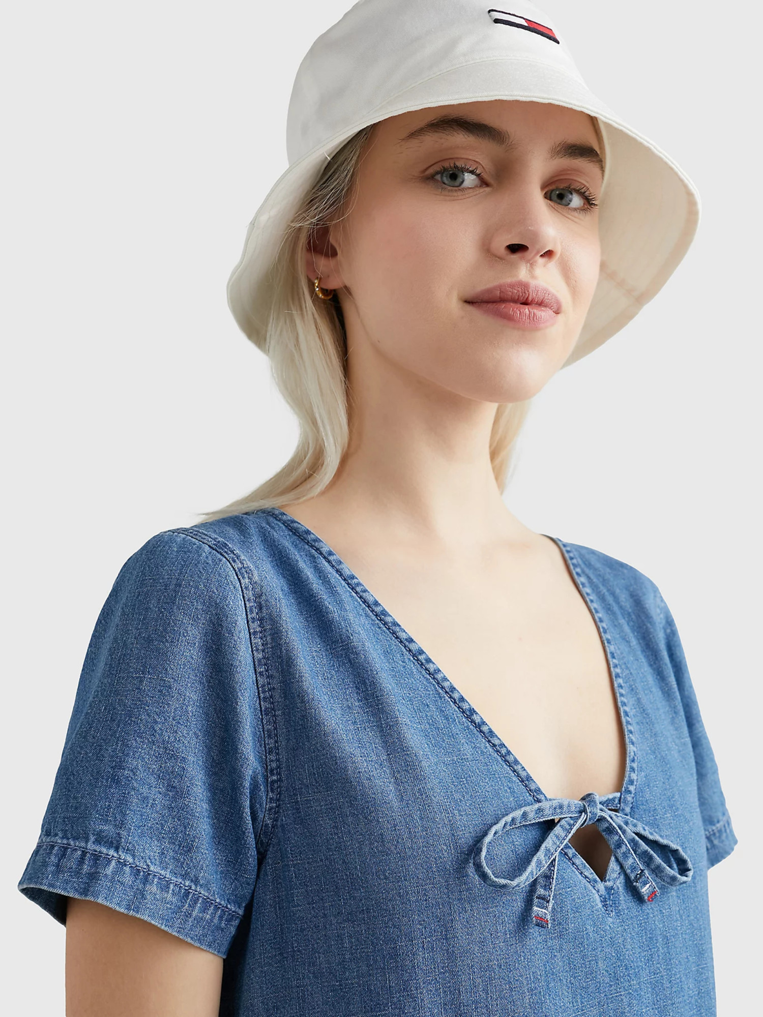 detail Tommy Jeans dámske dlhé šaty