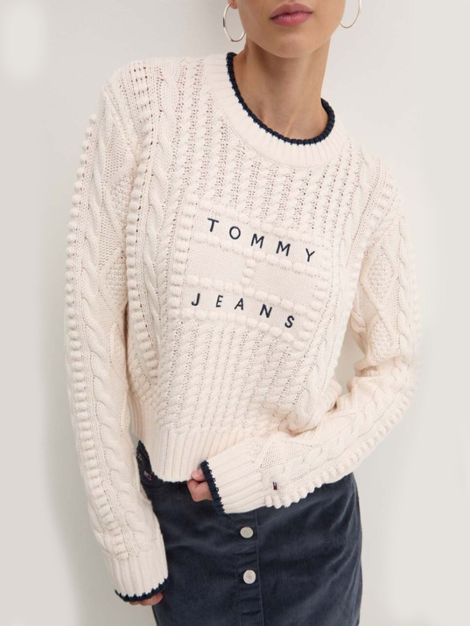 detail Tommy Jeans dámsky krémový sveter