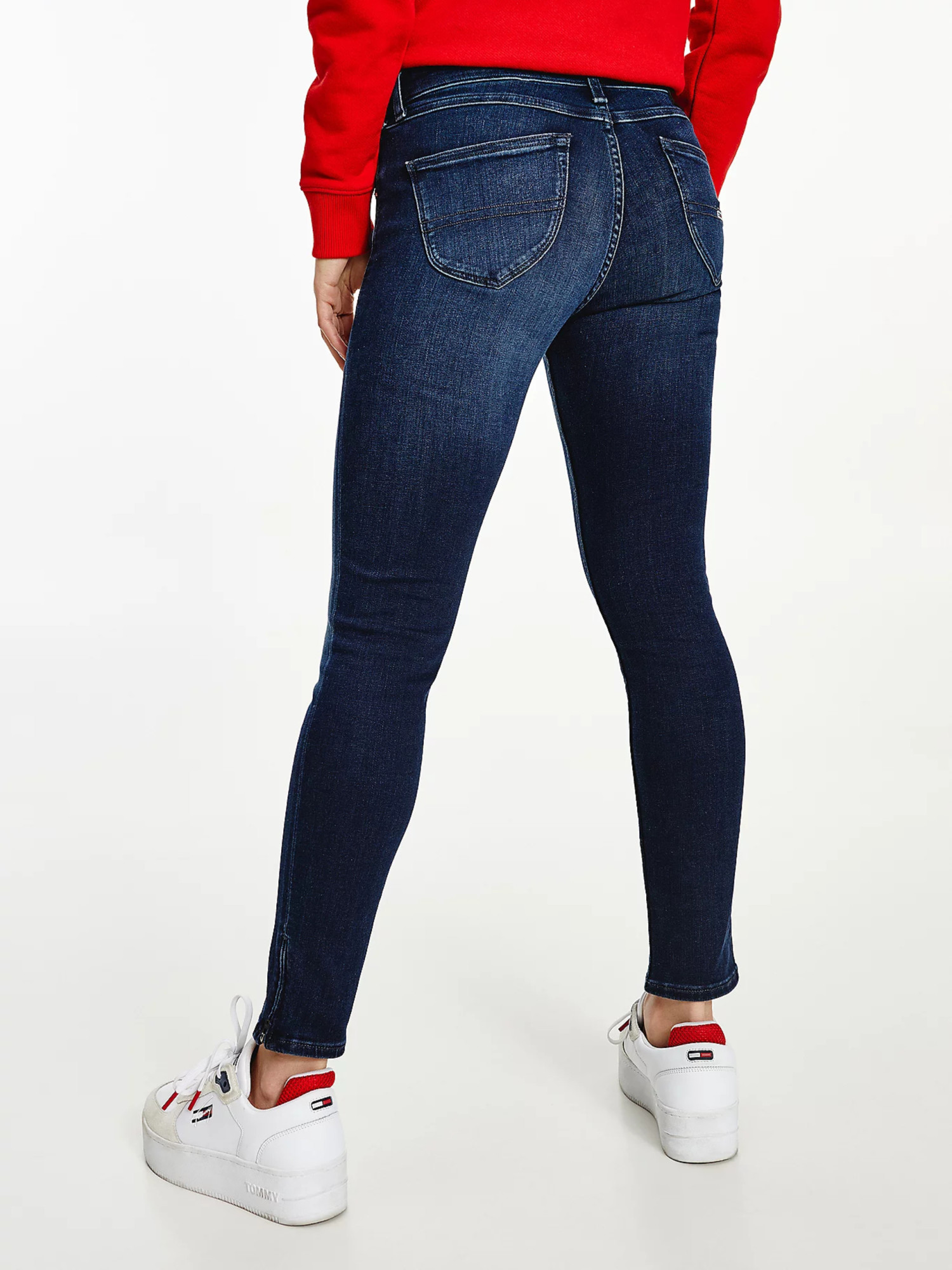 detail Tommy Jeans dámske tmavomodré džínsy SOPHIE