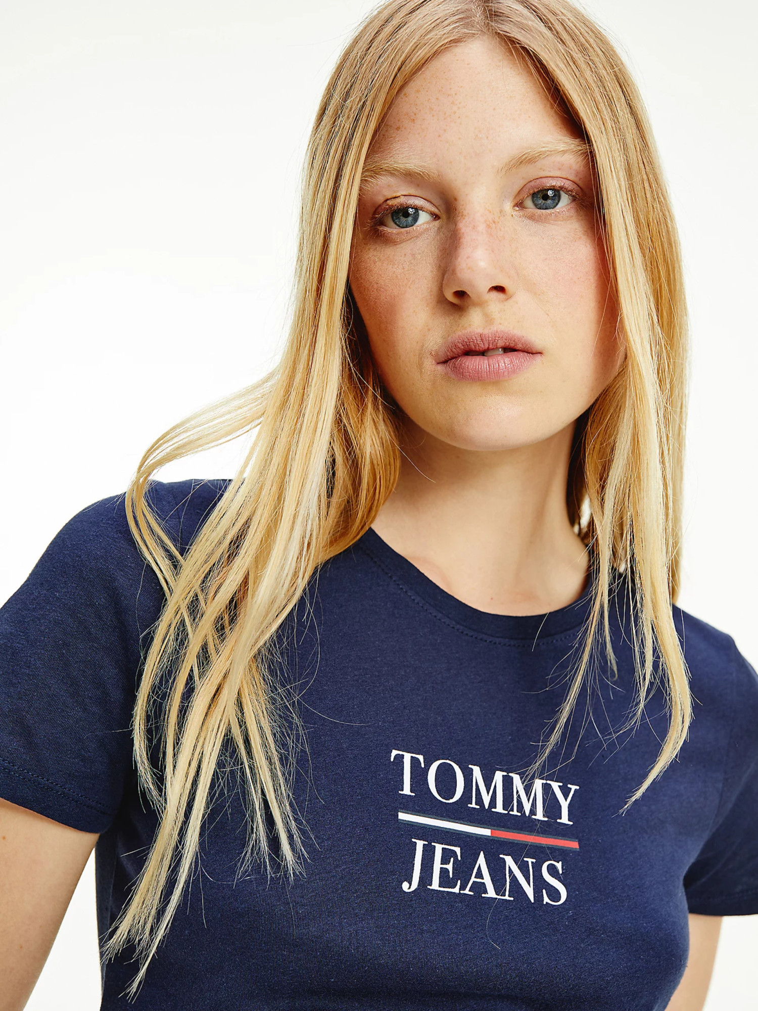 detail Tommy Jeans dámske tmavomodré tričko