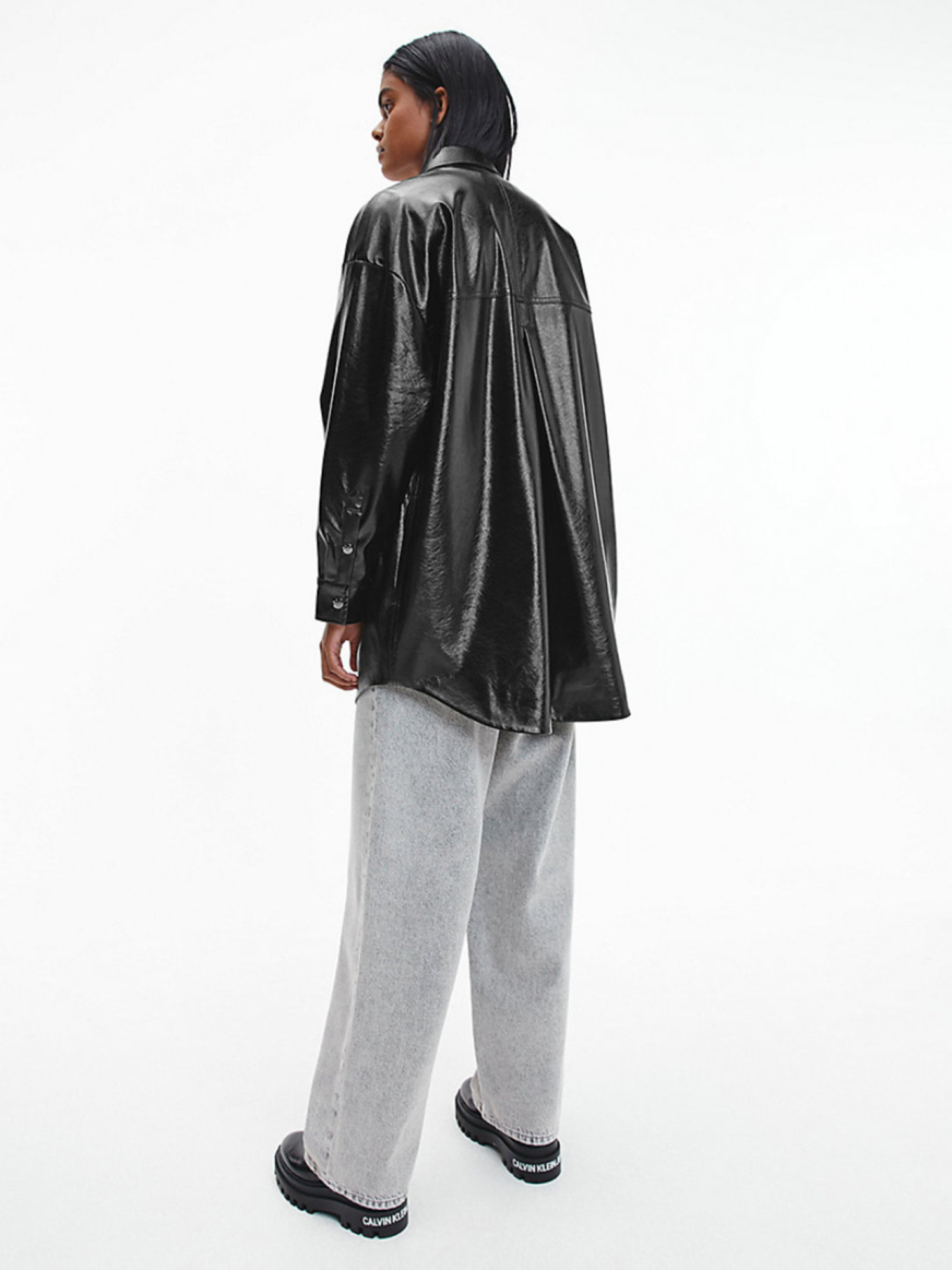 detail Calvin Klein dámska čierna oversized košeľa