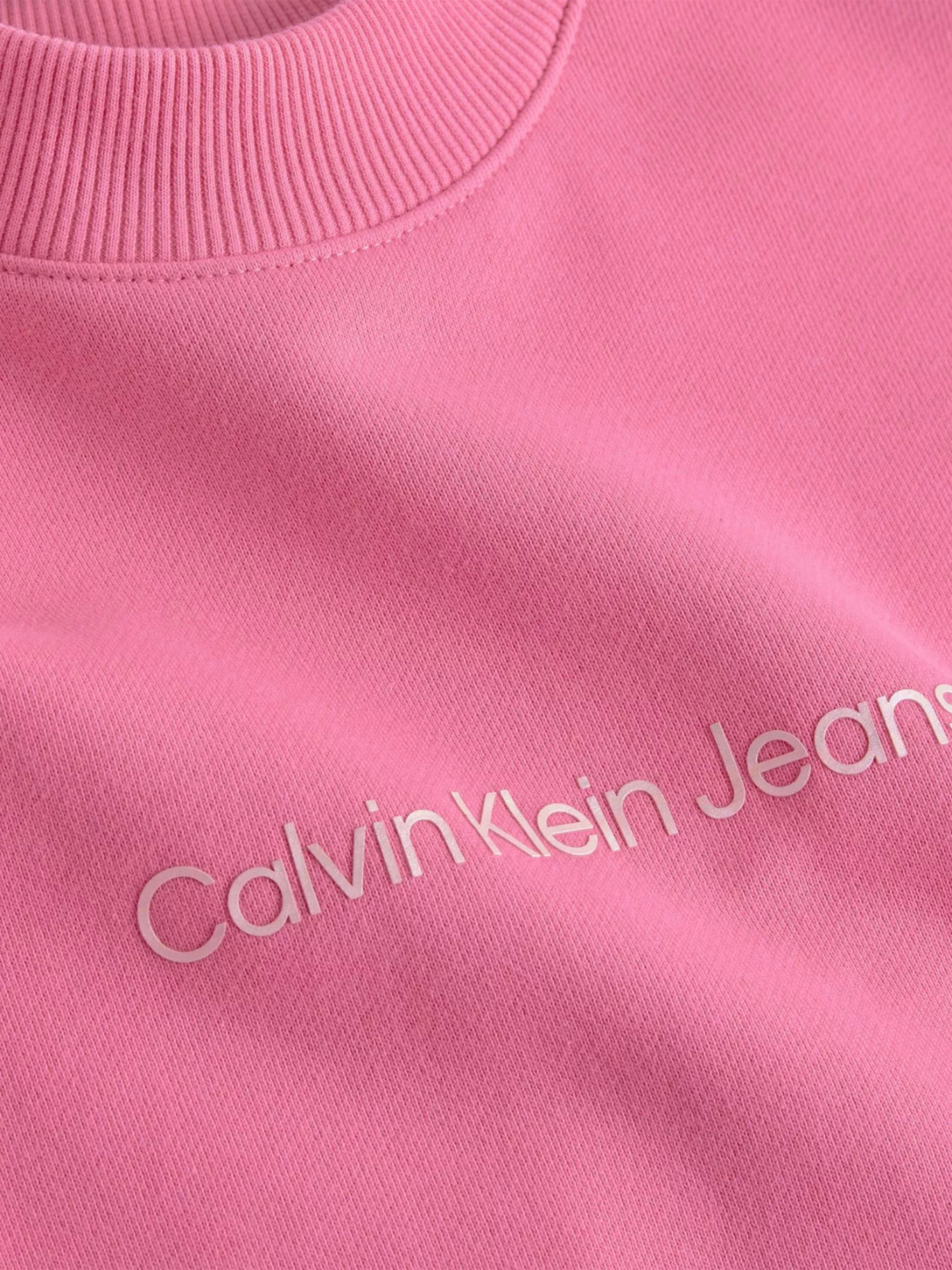 detail Calvin Klein dámske ružové šaty