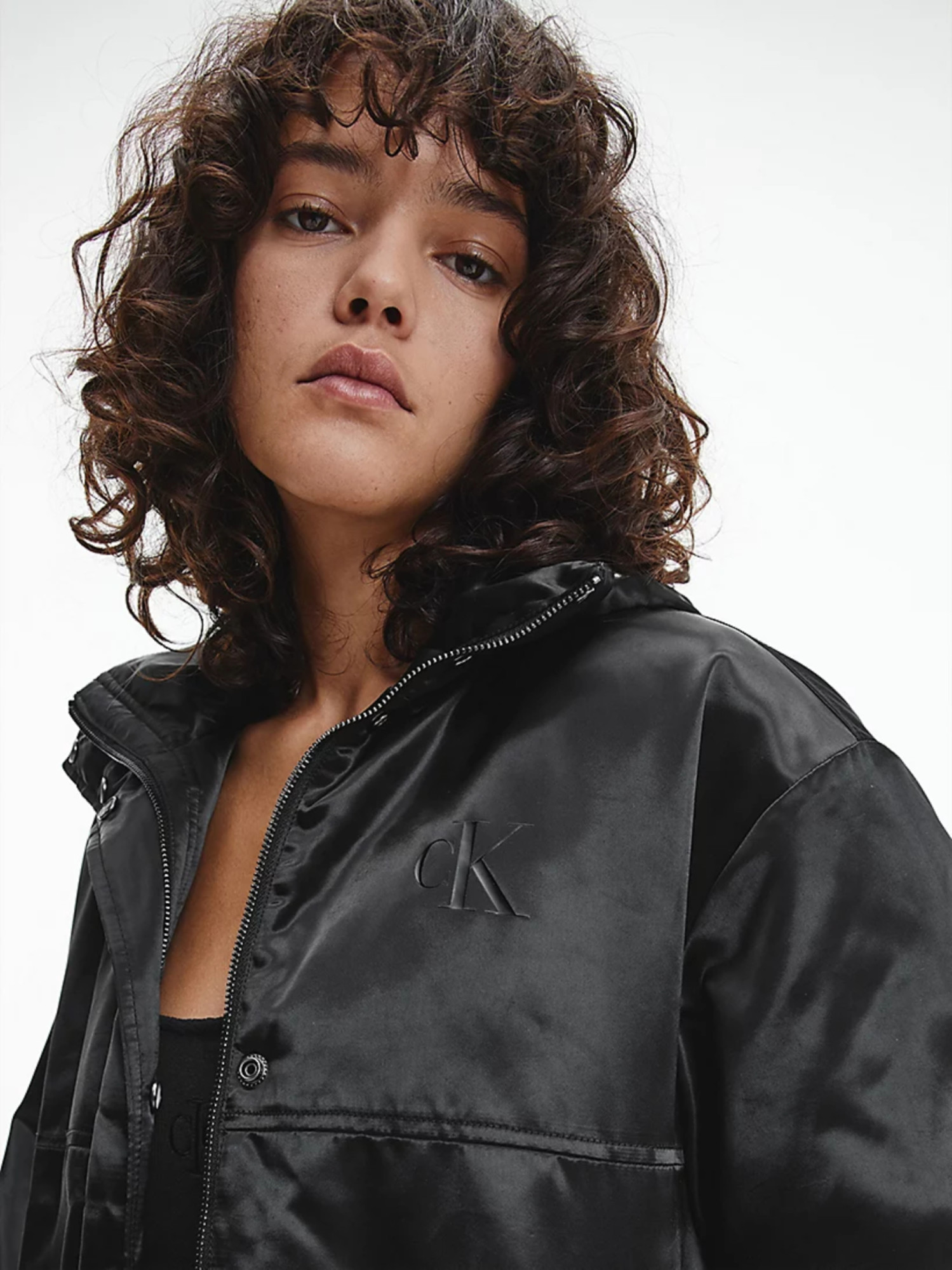 detail Calvin Klein dámska čierna bunda