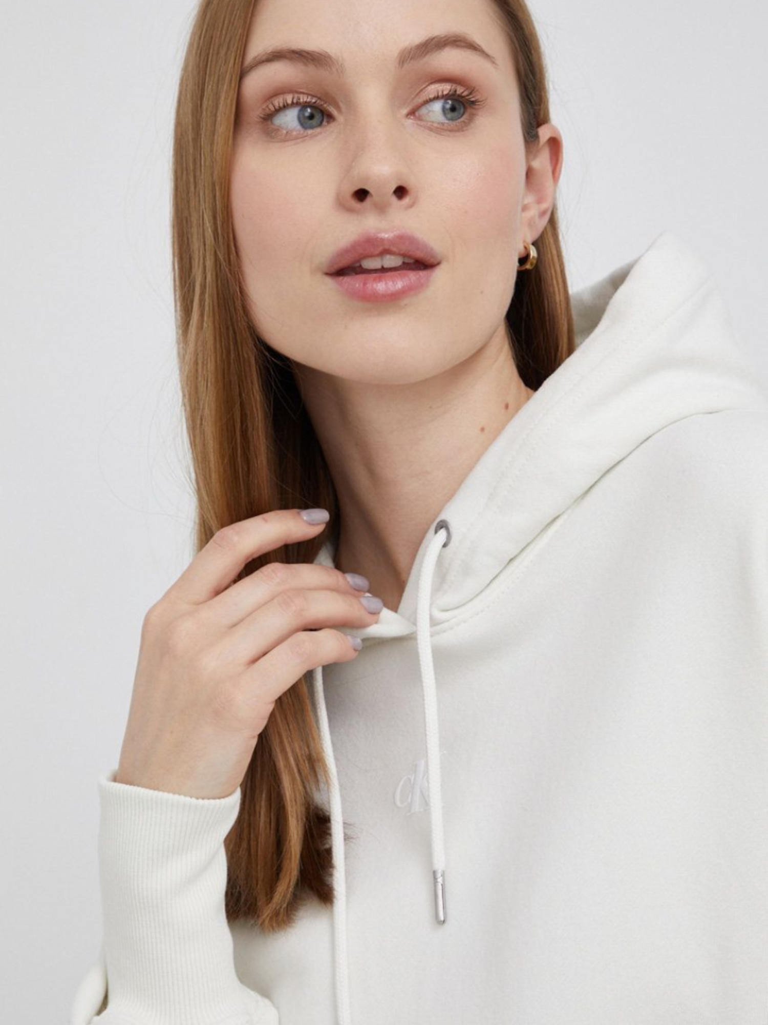 detail Calvin Klein dámske biele šaty