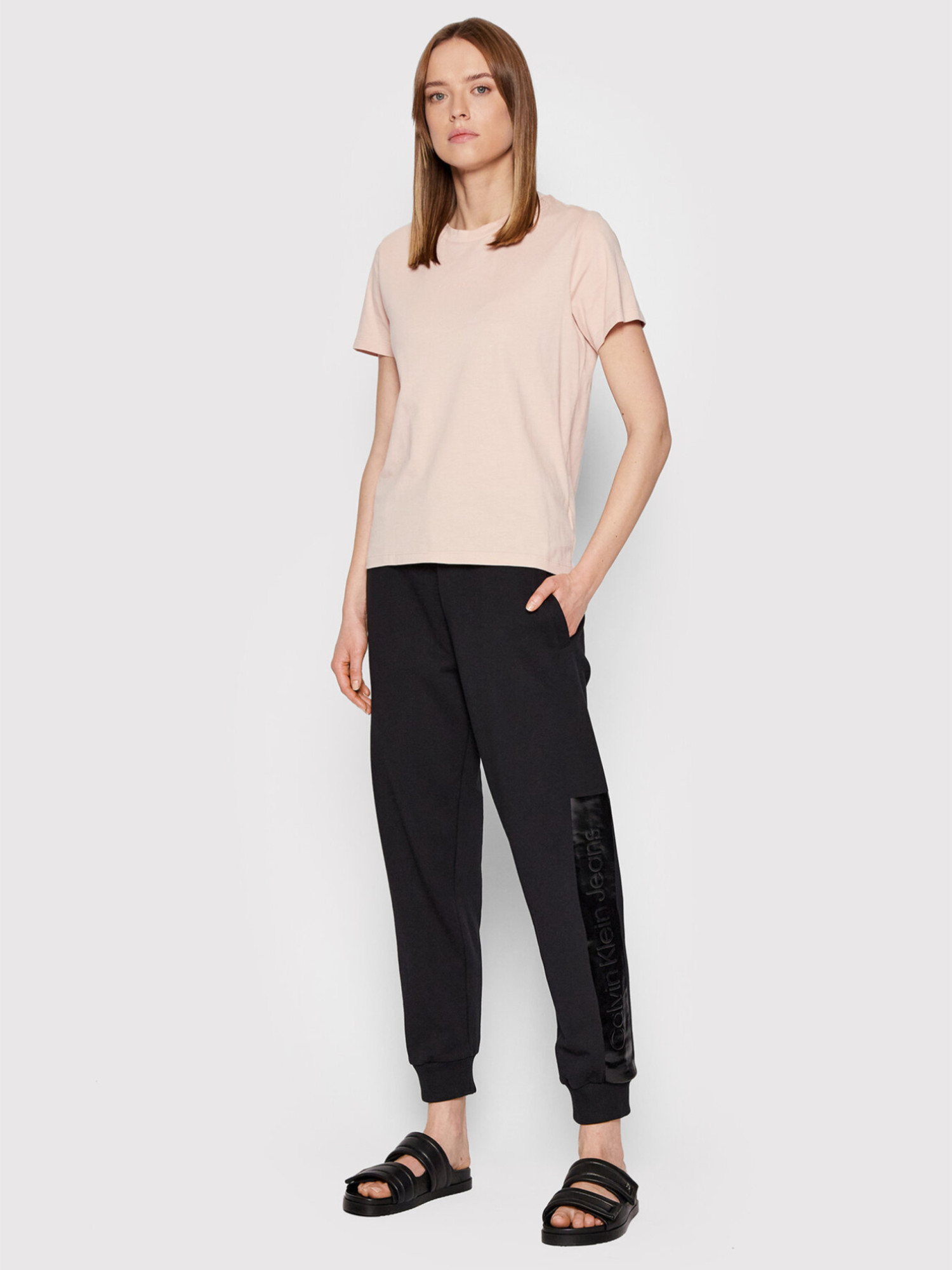 detail Calvin Klein dámske čierne tepláky
