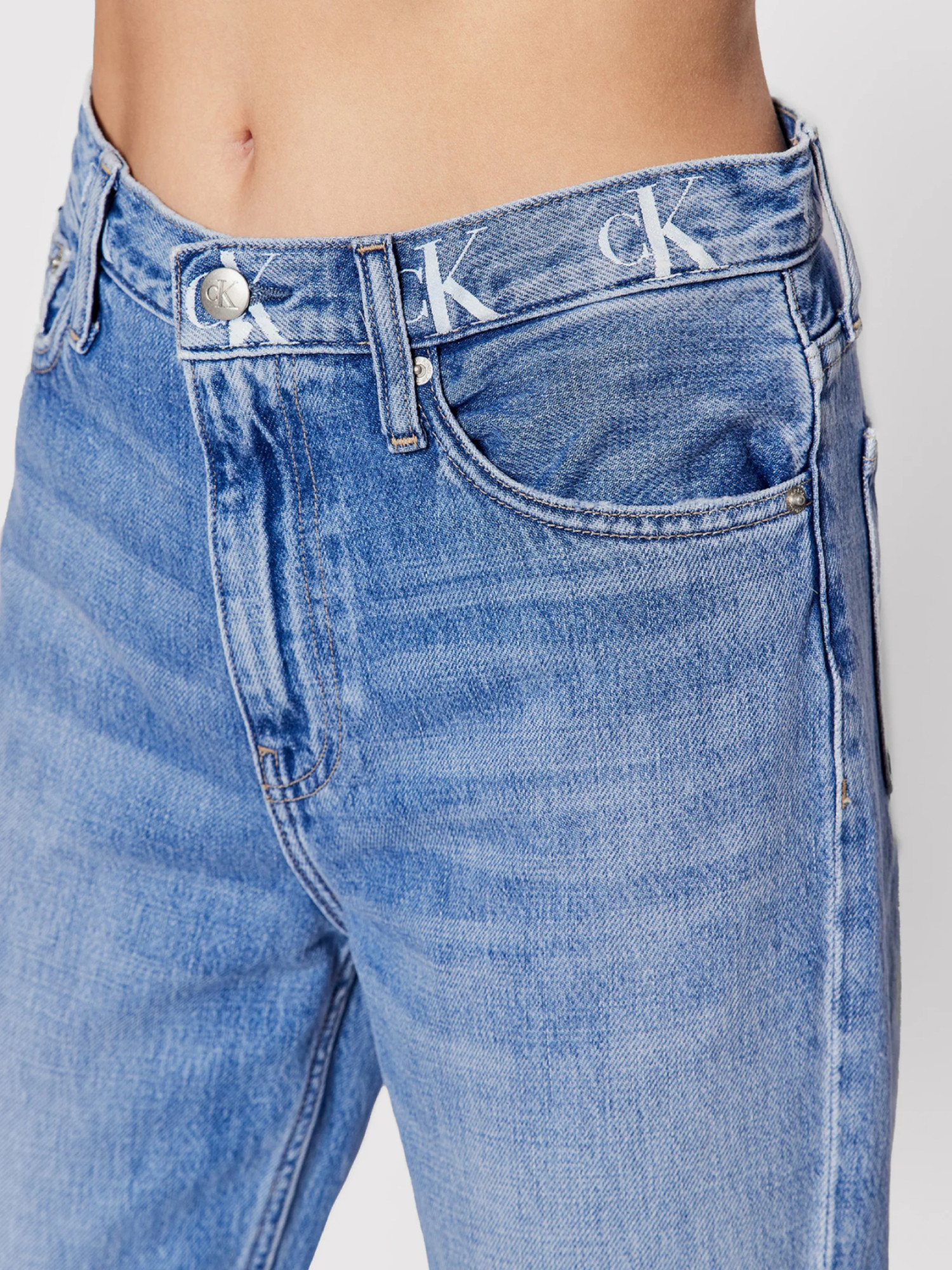 detail Calvin Klein dámske modré džínsy