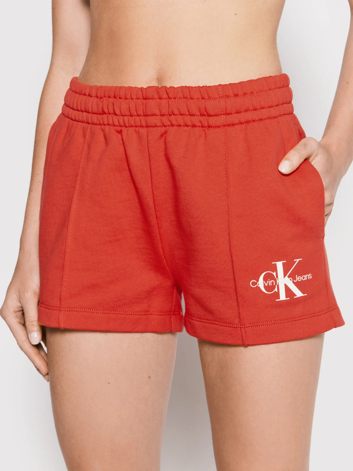 detail Calvin Klein dámske červené teplákové šortky