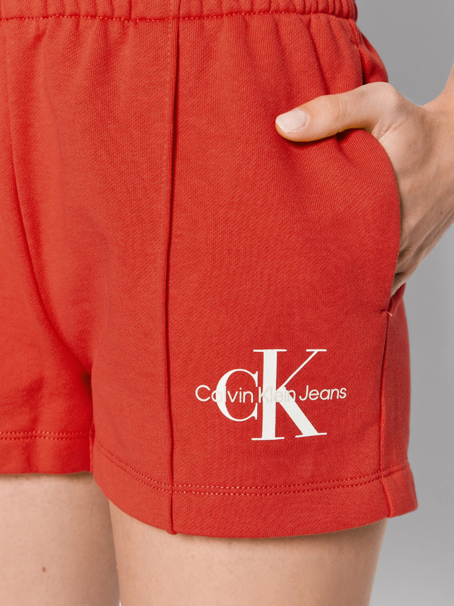 detail Calvin Klein dámske červené teplákové šortky