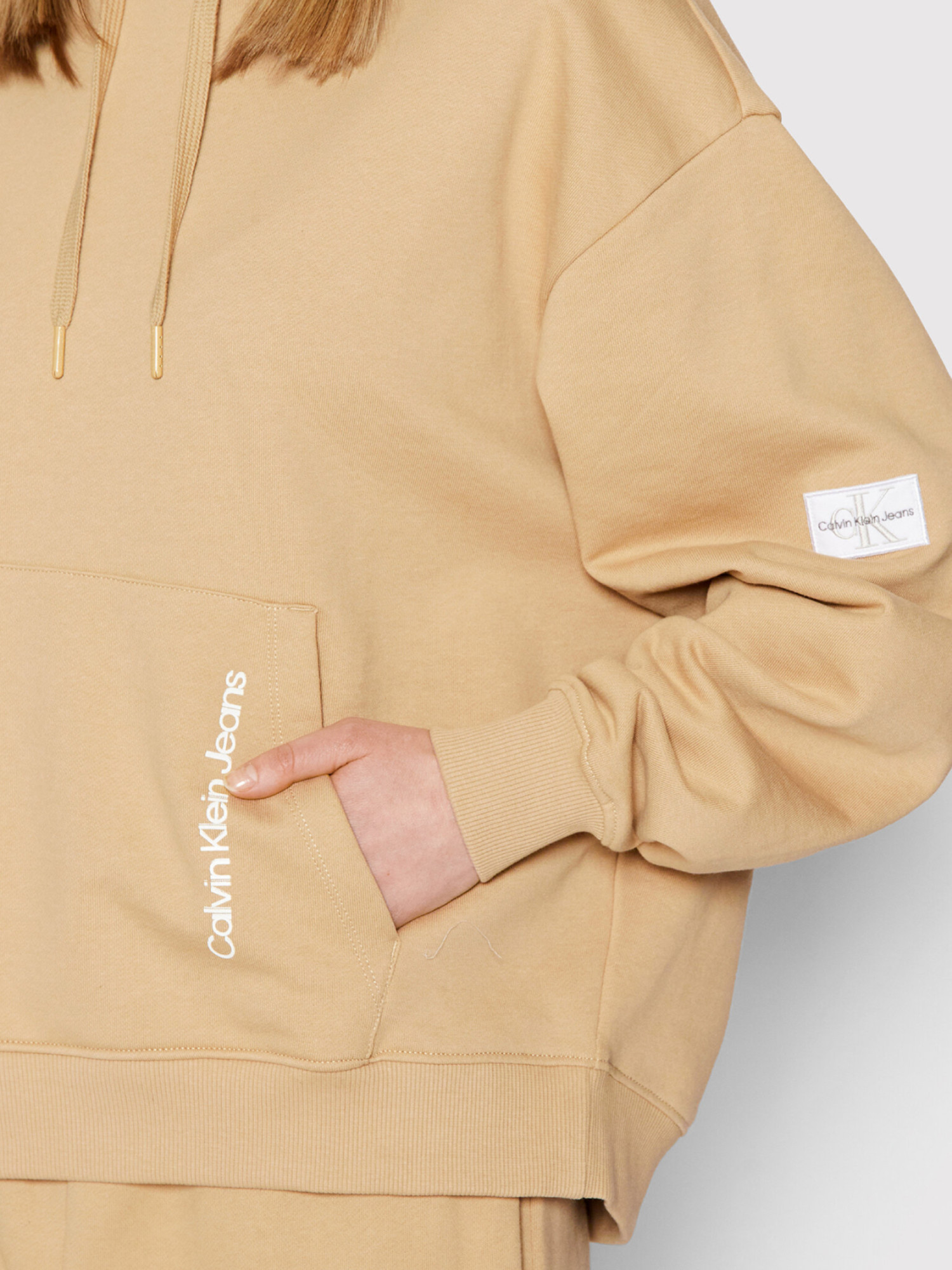 detail Calvin Klein dámska svetlo hnedá mikina
