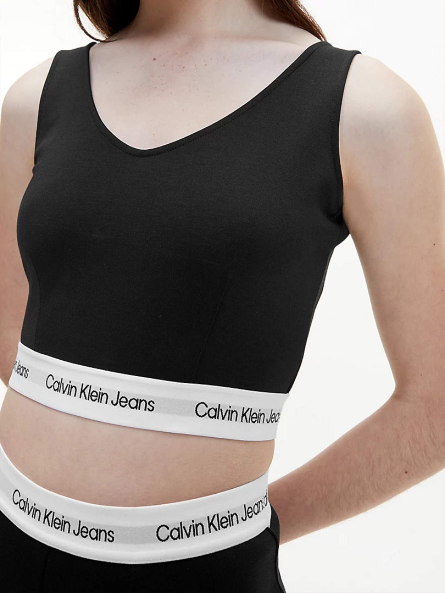 detail Calvin Klein dámsky čierny cropped top