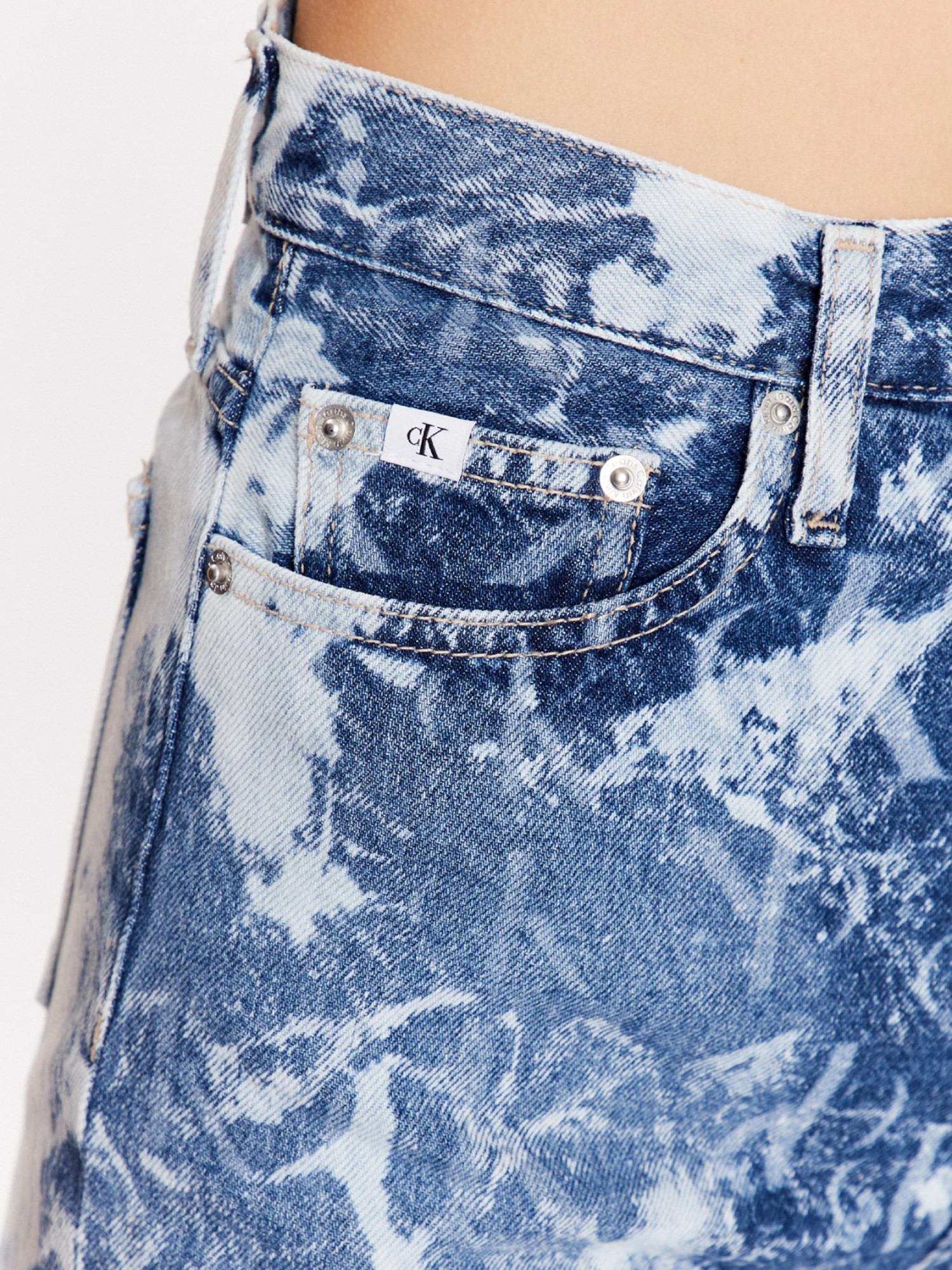 detail Calvin Klein dámske džínsové šortky