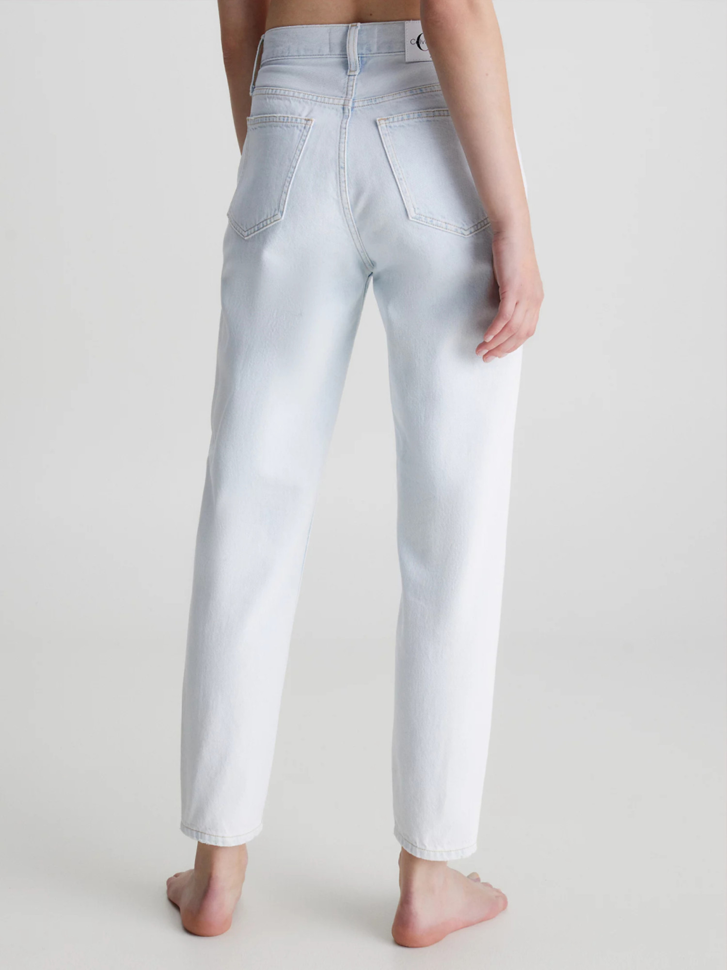 detail Calvin Klein dámske svetlé džínsy