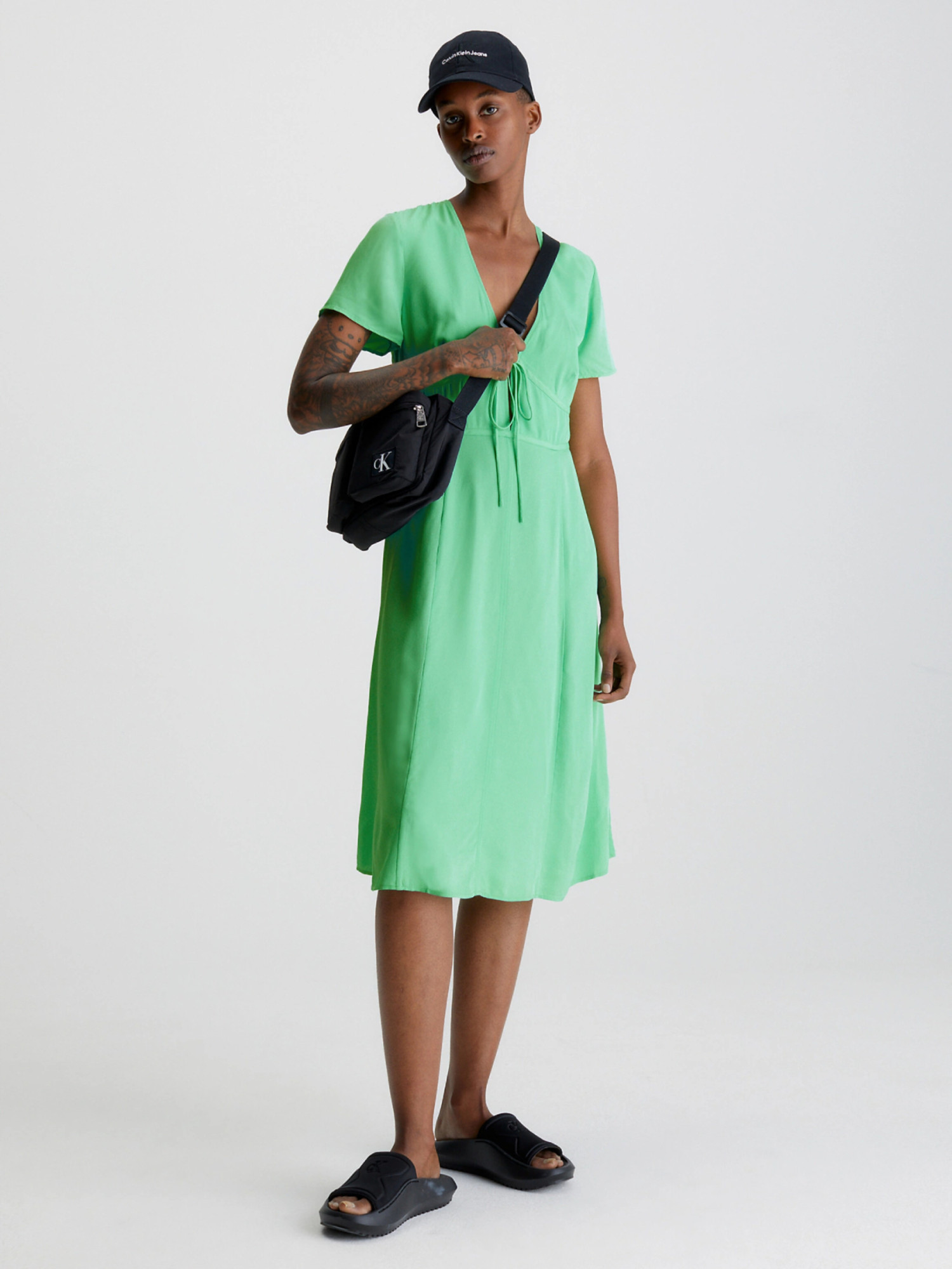 detail Calvin Klein dámske zelené šaty SHORT SLEEVE SEAMING DAY DRESS