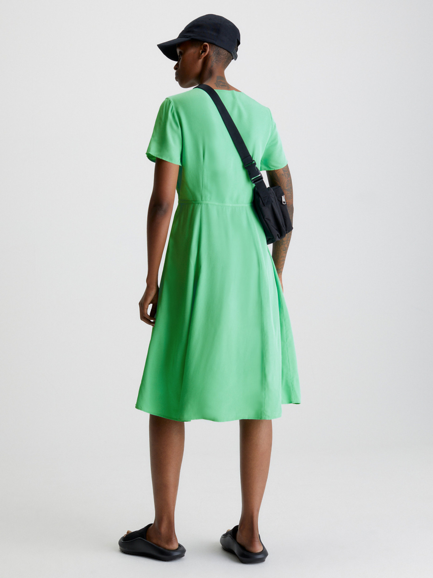 detail Calvin Klein dámske zelené šaty SHORT SLEEVE SEAMING DAY DRESS