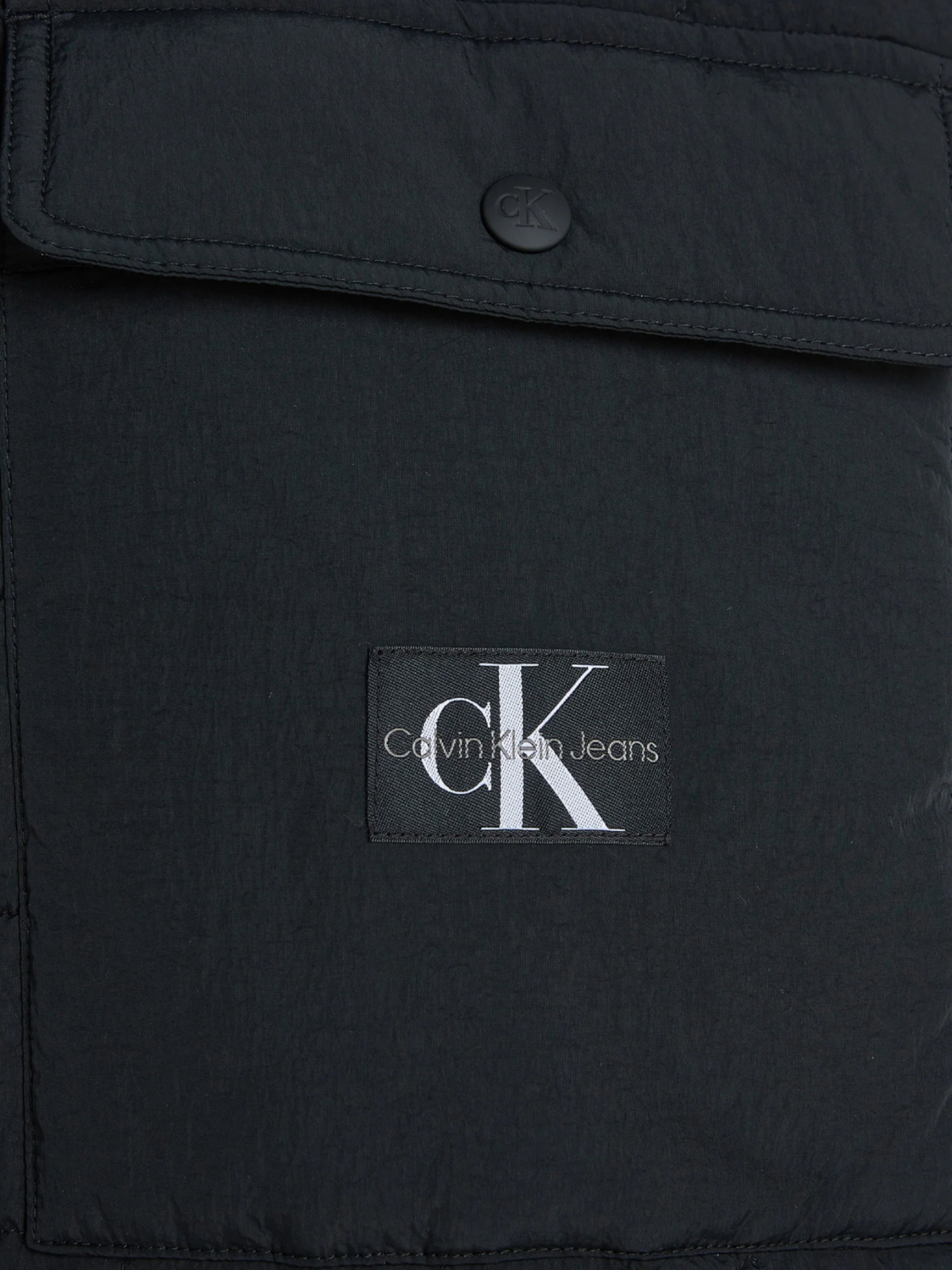 detail Calvin Klein dámsky čierny prechodový kabát