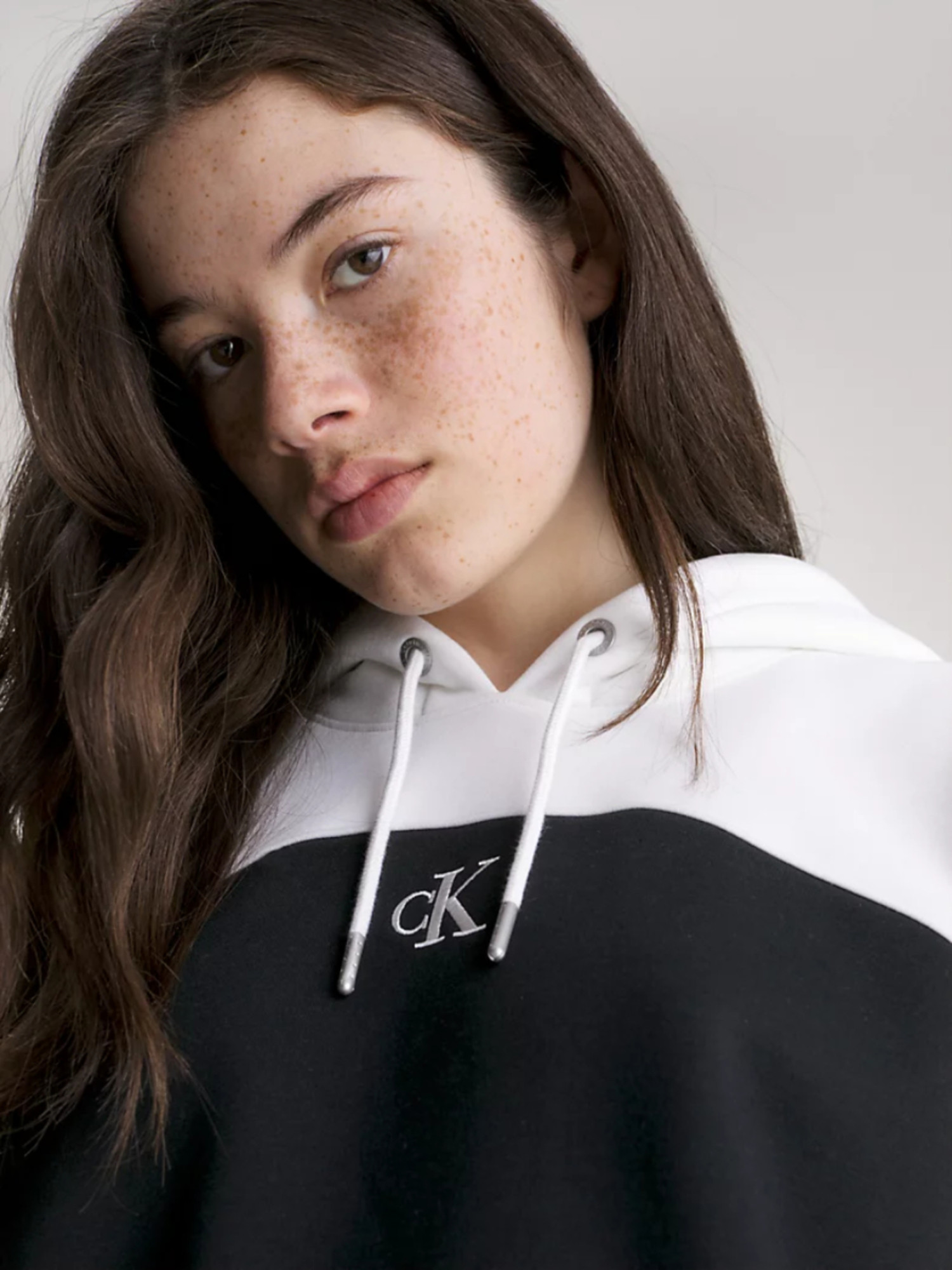 detail Calvin Klein dámske čierne teplákové šaty