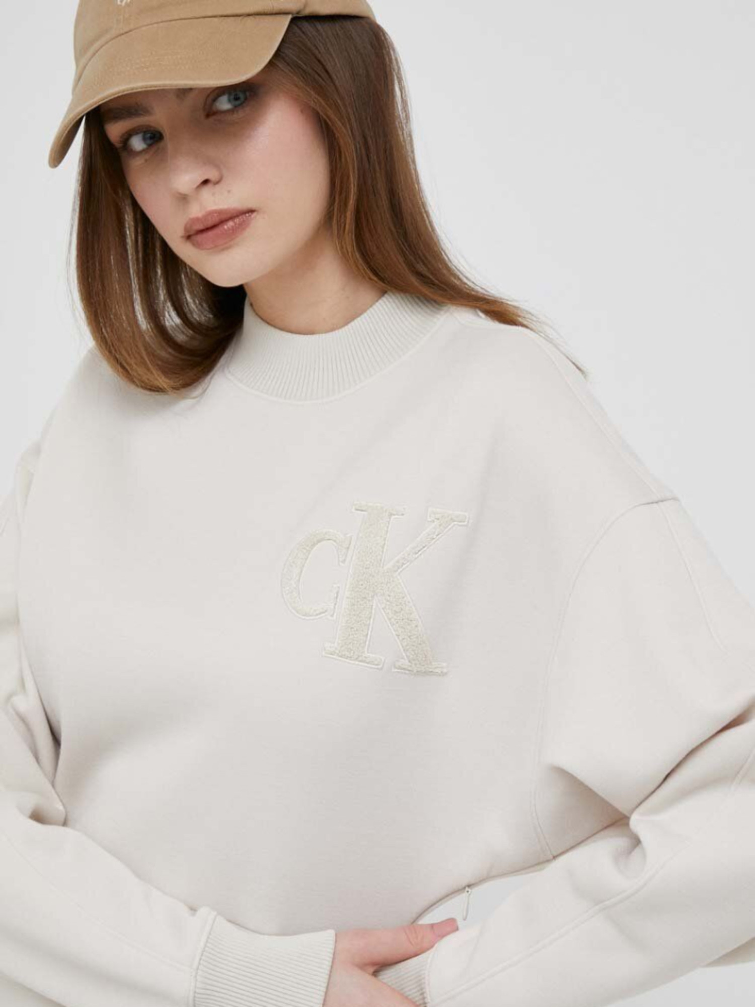 detail Calvin Klein dámské béžové šaty