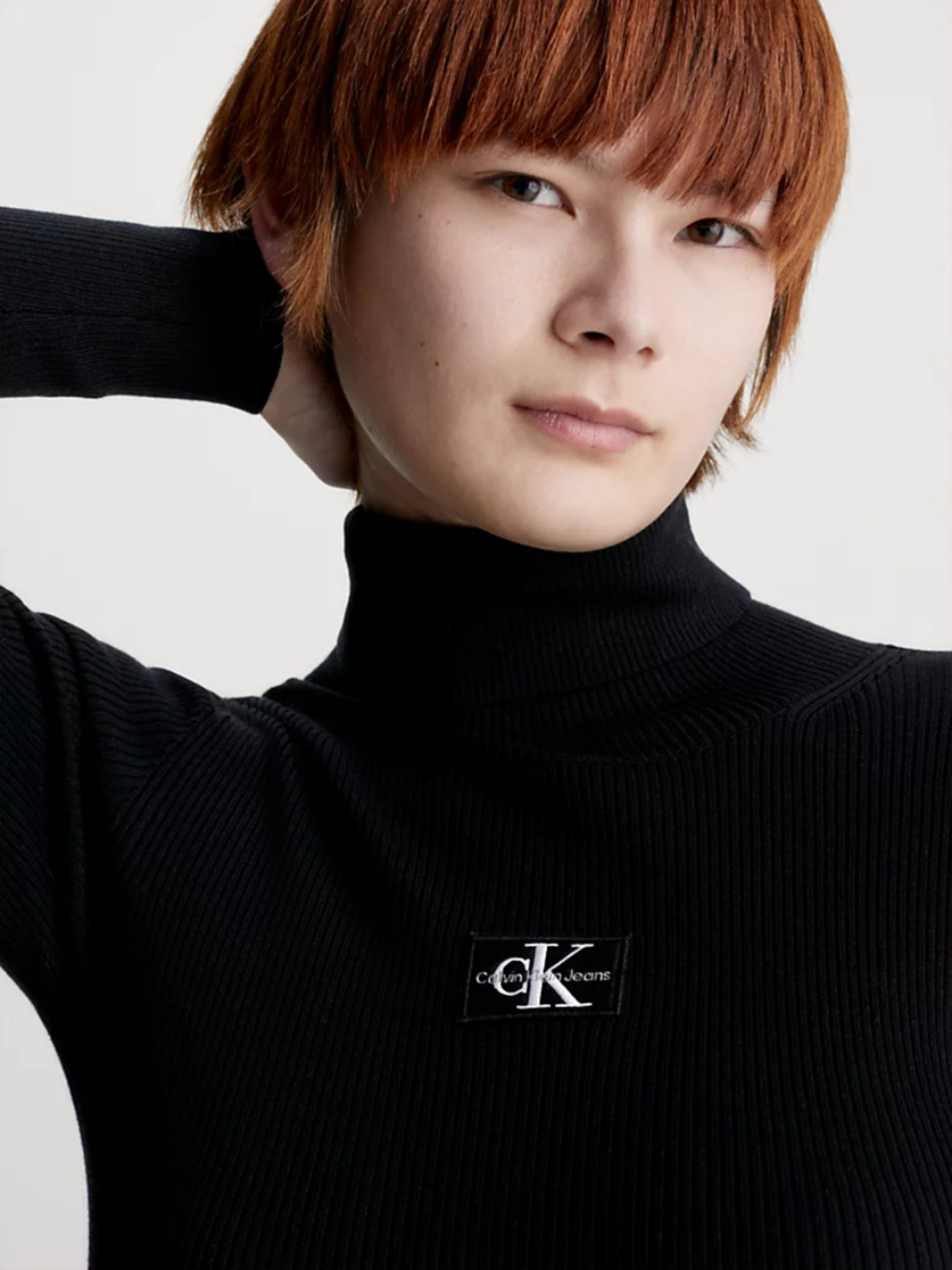 detail Calvin Klein dámské černé úpletové šaty
