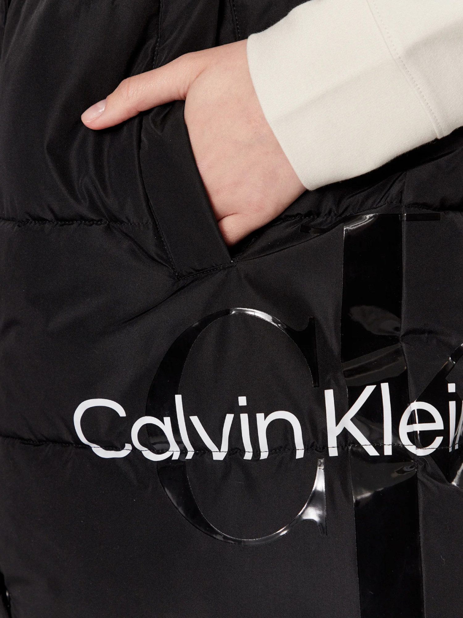 detail Calvin Klein dámska čierna vesta
