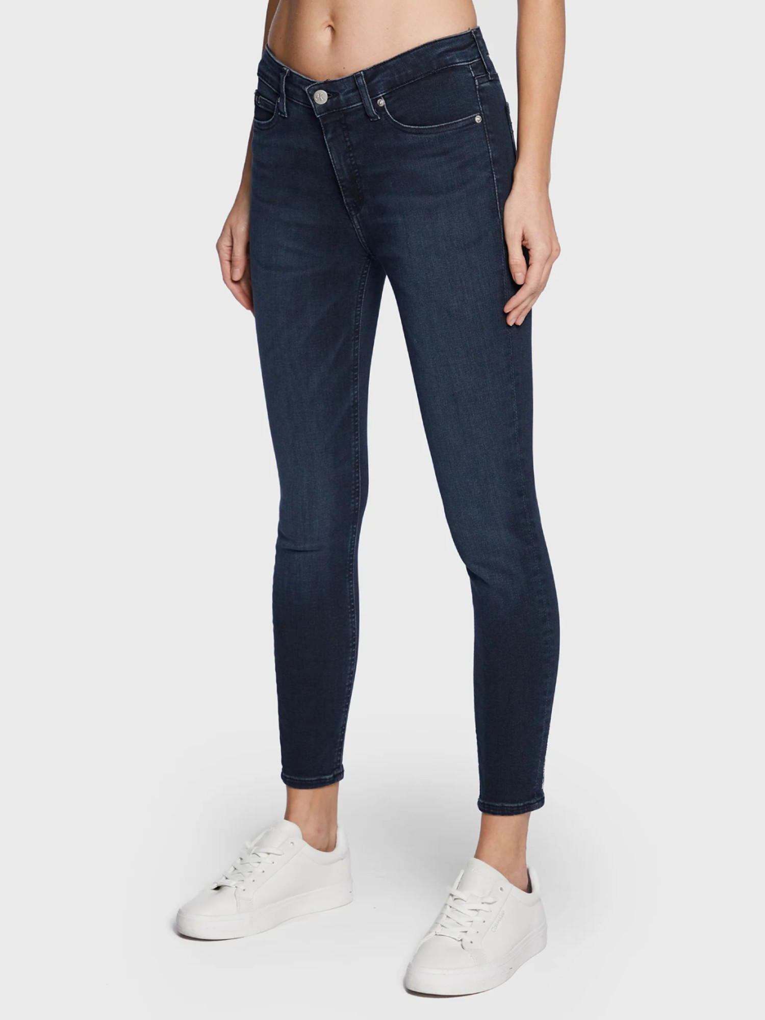 detail Calvin Klein dámske tmavomodré džínsy