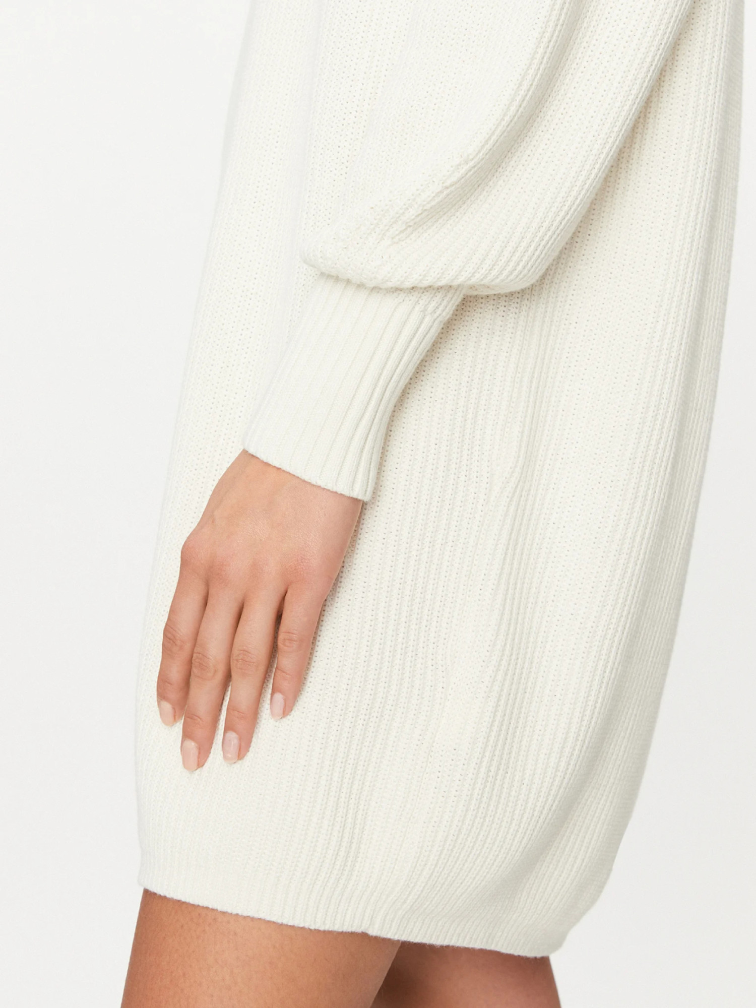 detail Calvin Klein dámske biele úpletové šaty