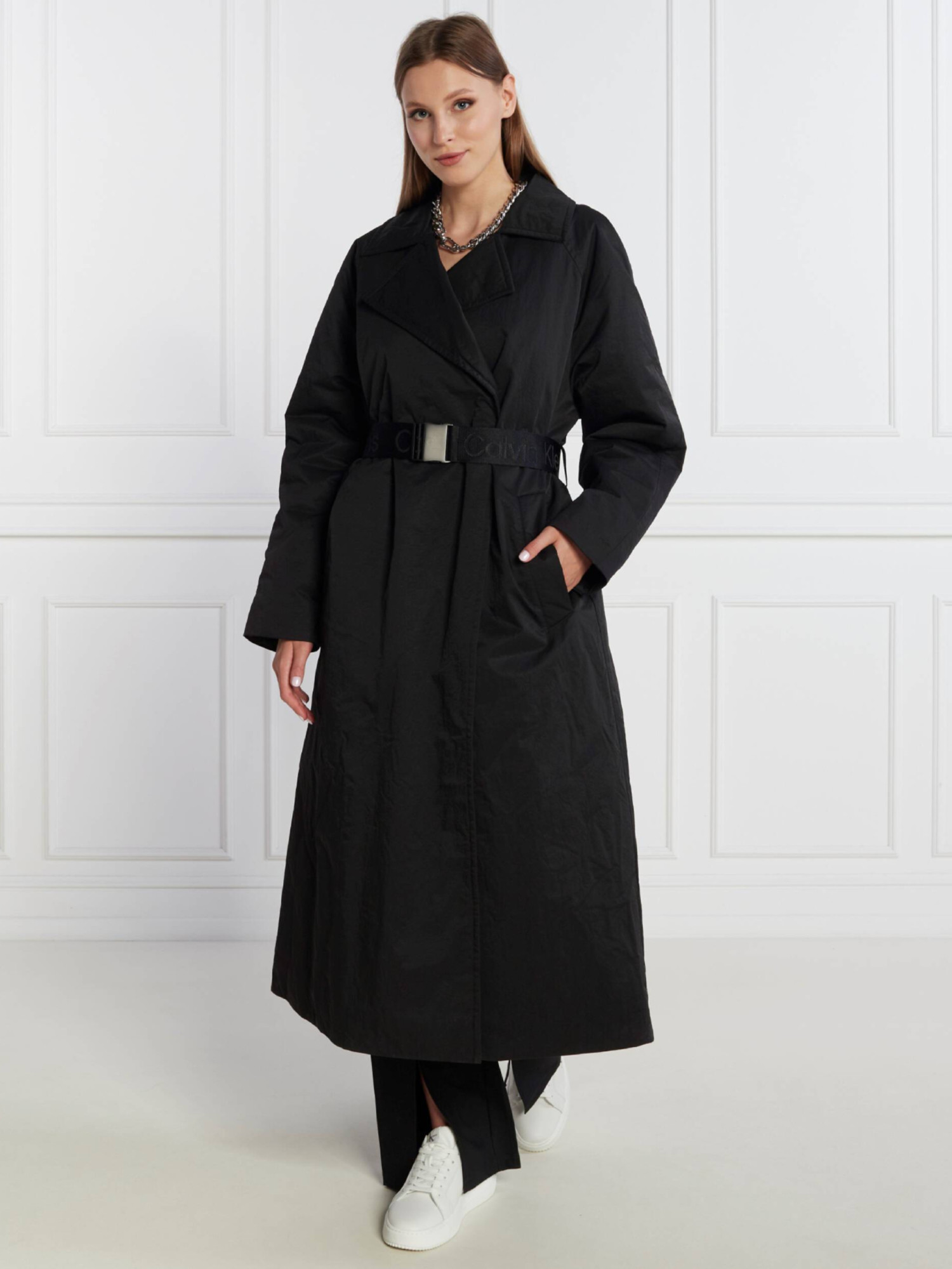 detail Calvin Klein dámsky čierny trenčkot