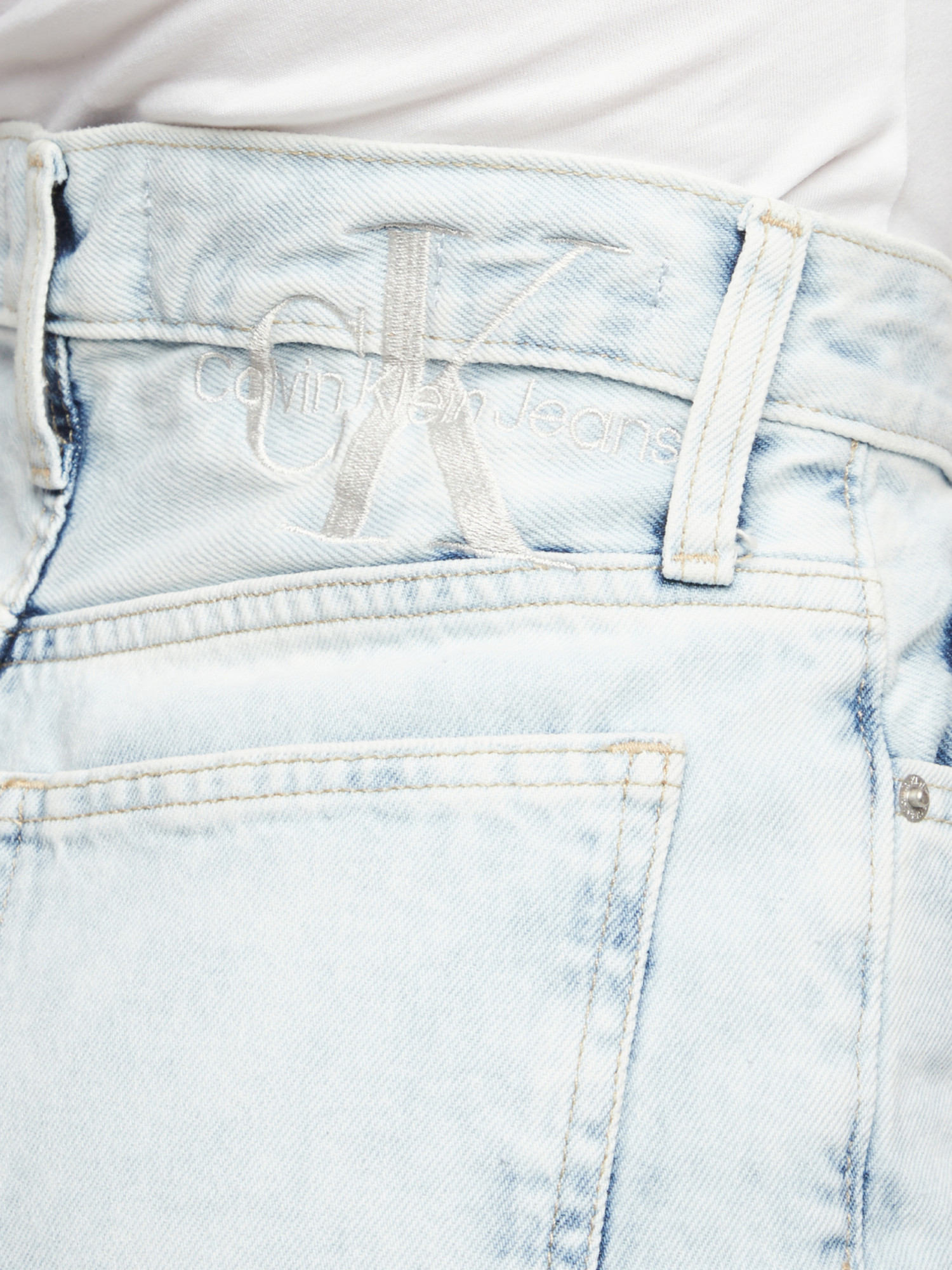 detail Calvin Klein dámske džínsové Mom šortky