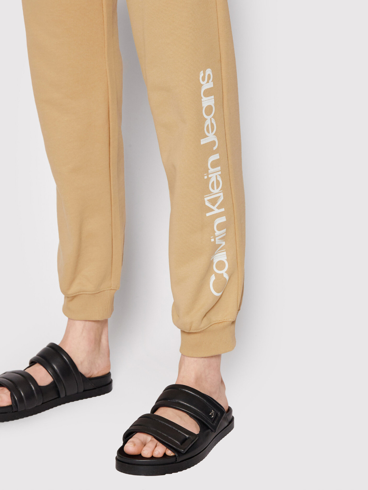 detail Calvin Klein dámske svetlo hnedé tepláky