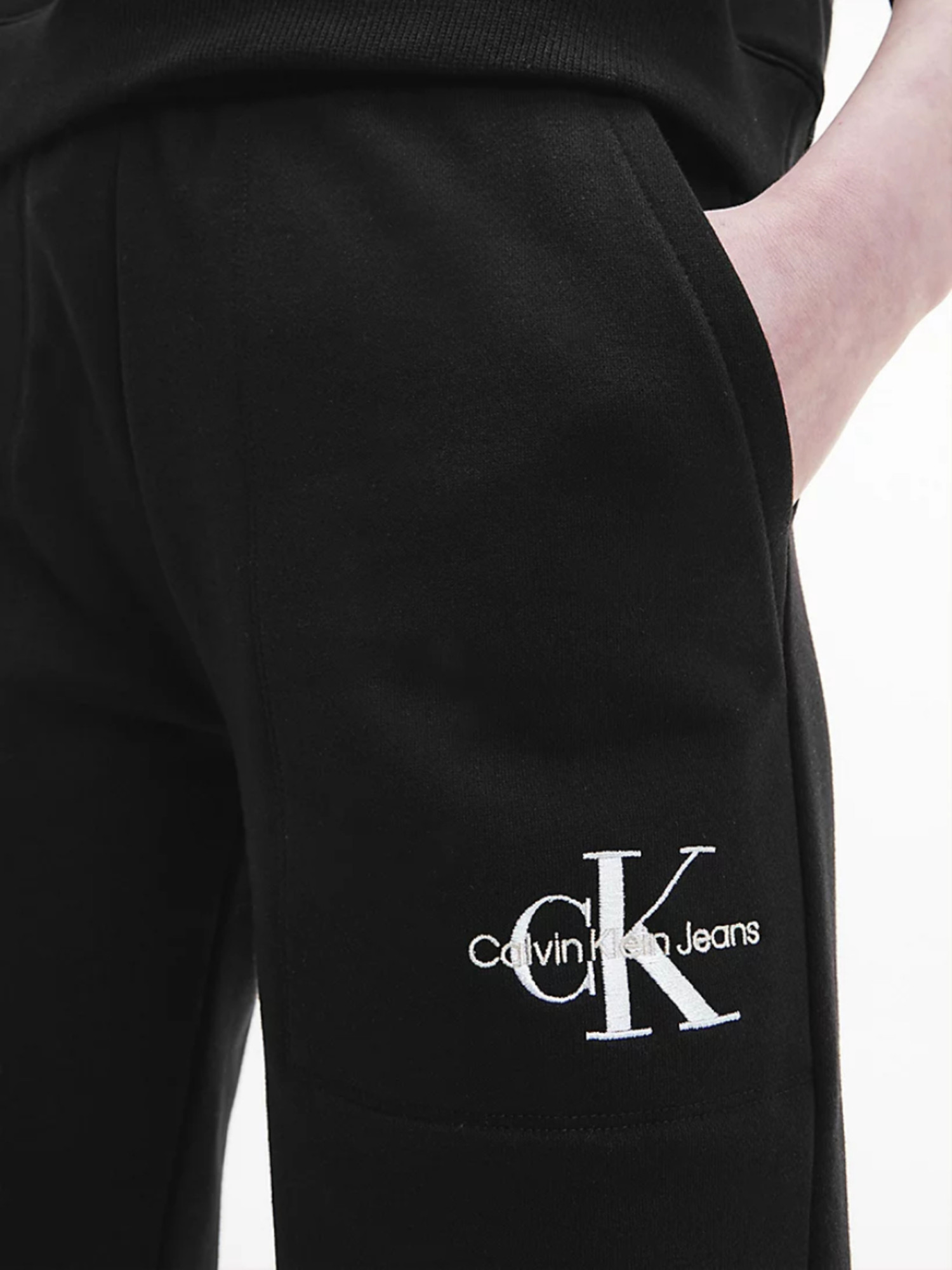 detail Calvin Klein dámske čierne tepláky