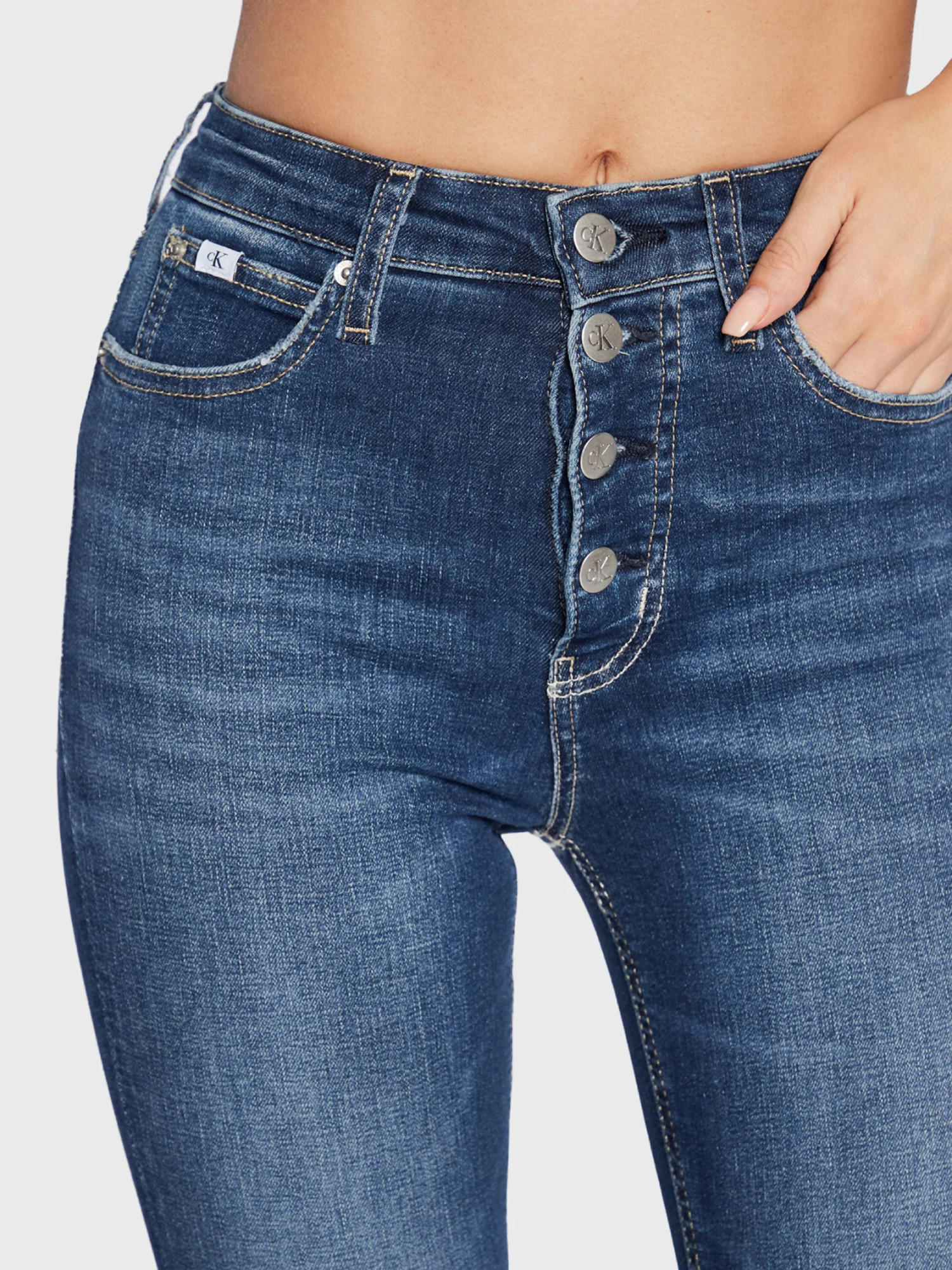 detail Calvin Klein dámske modré džínsy