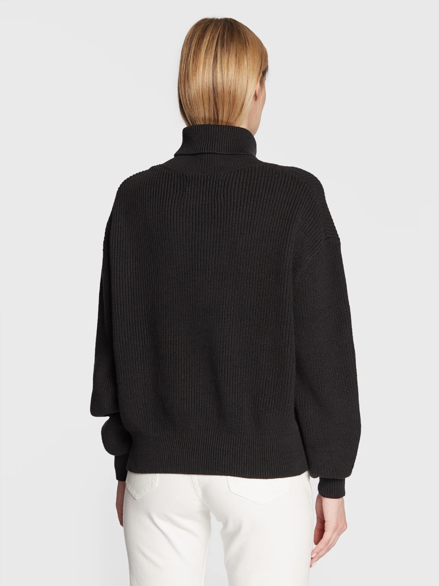 detail Calvin Klein dámsky čierny rolák
