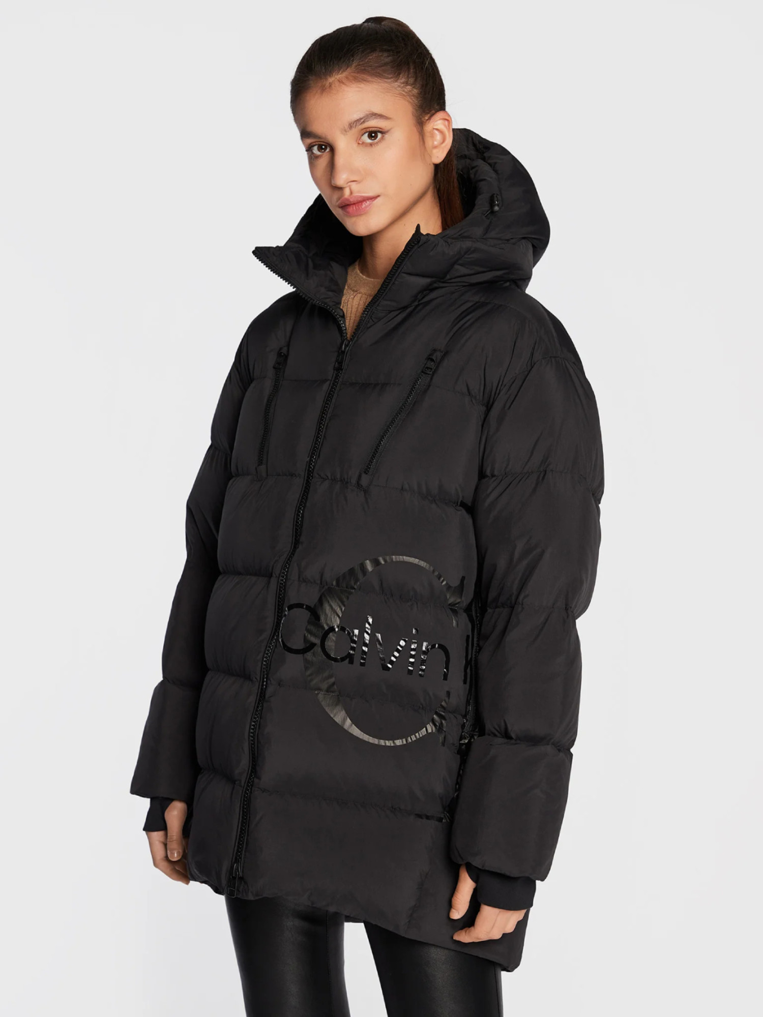 detail Calvin Klein dámska čierna bunda