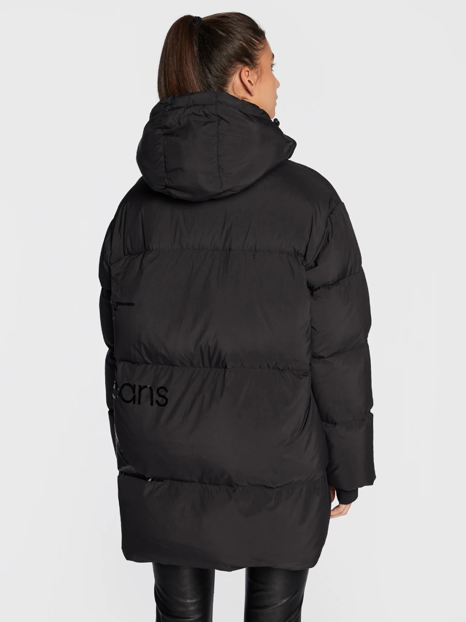 detail Calvin Klein dámska čierna bunda