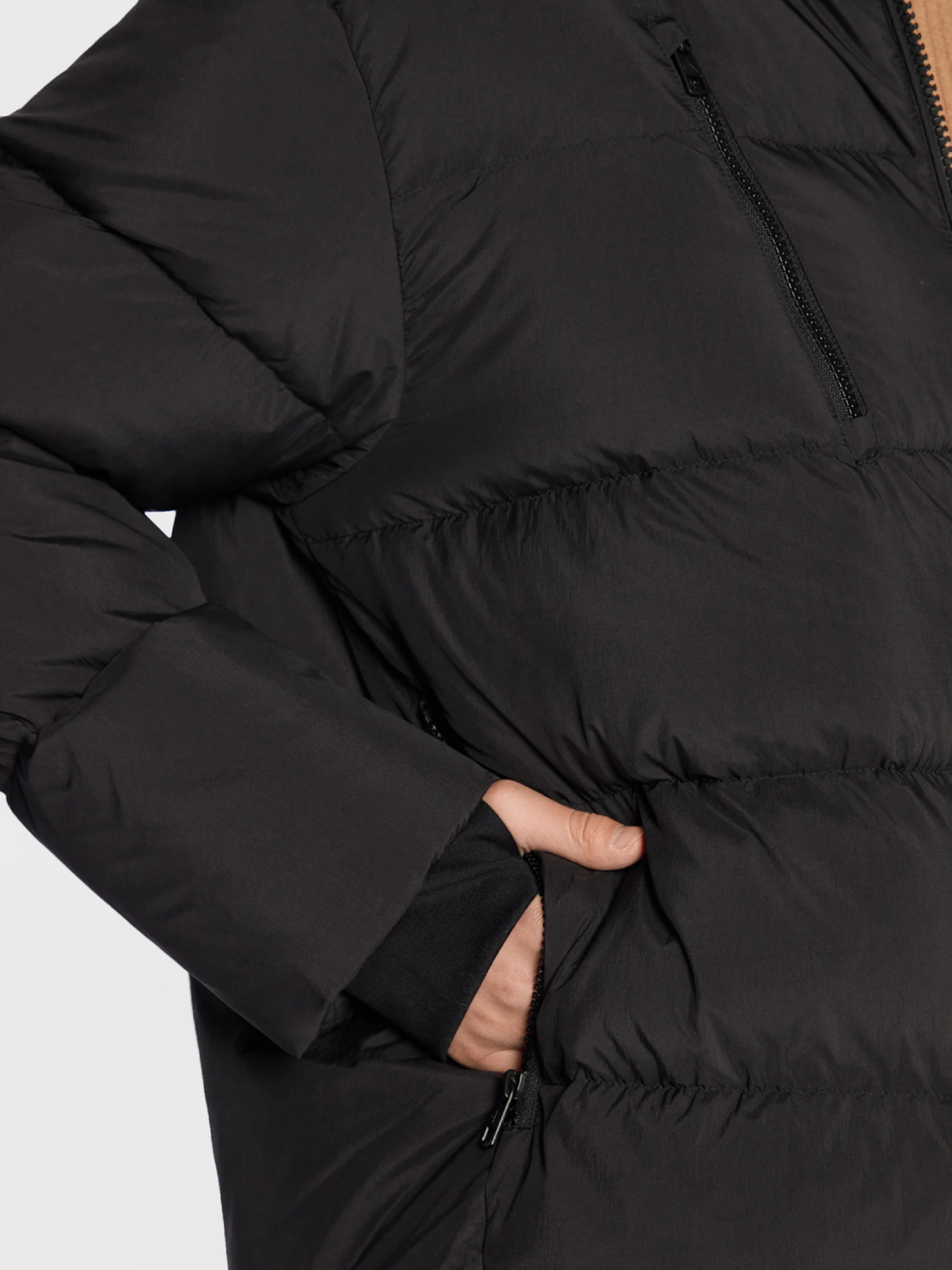 detail Calvin Klein dámska čierna bunda