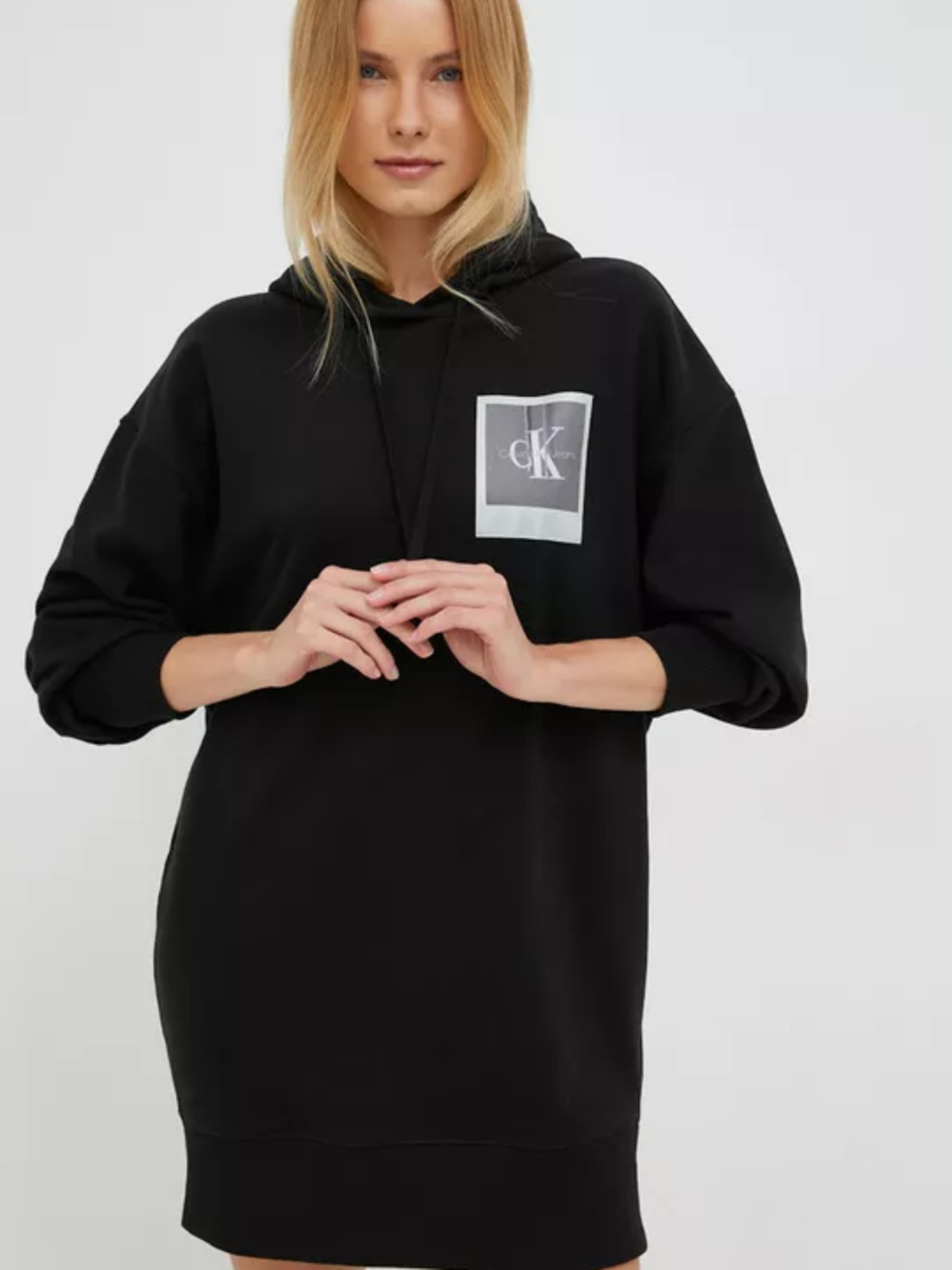 detail Calvin Klein dámske čierne teplákové šaty